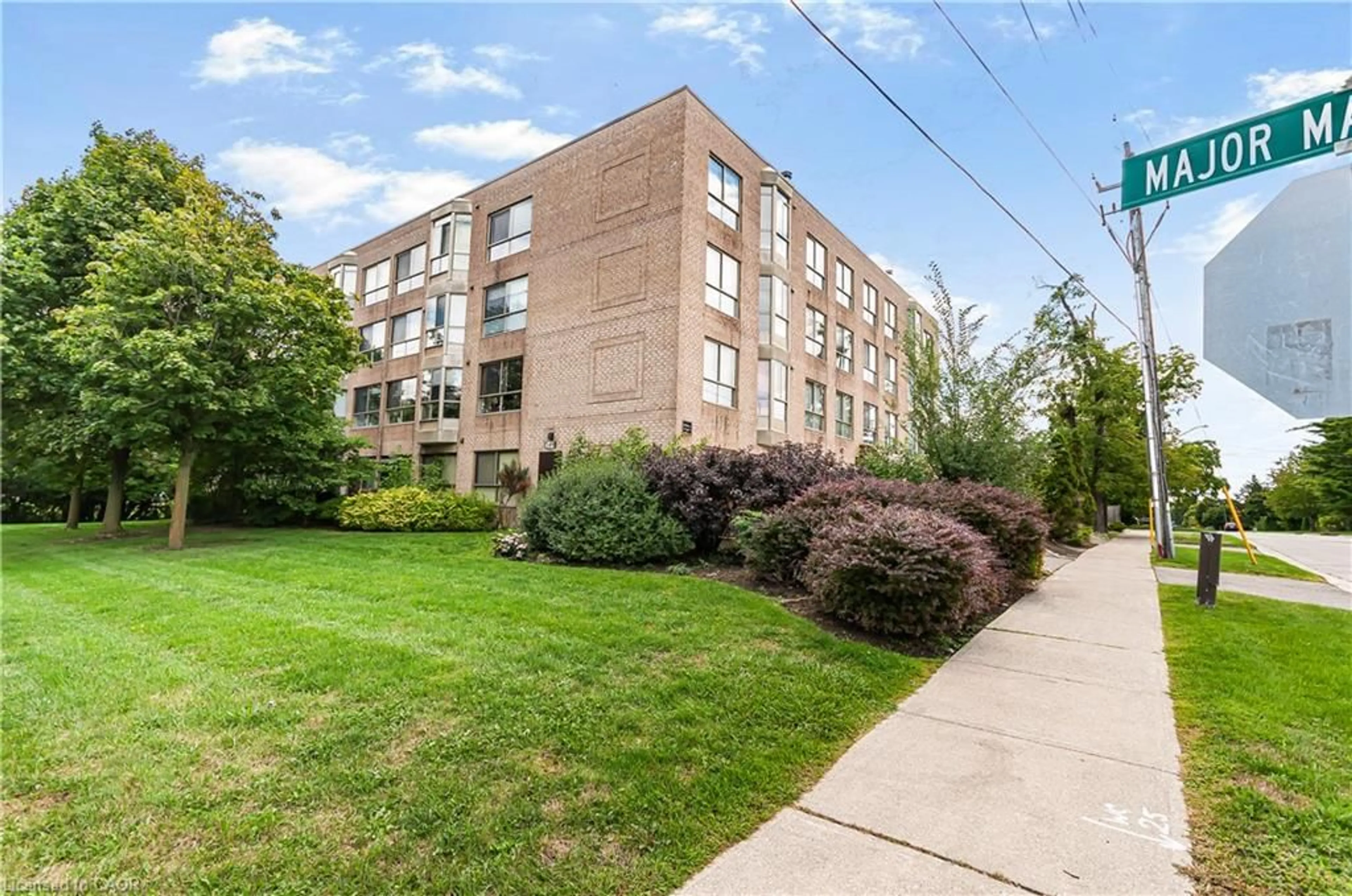 Patio, building for 249 Major Mackenzie Dr #106, Richmond Hill Ontario L4C 9M8