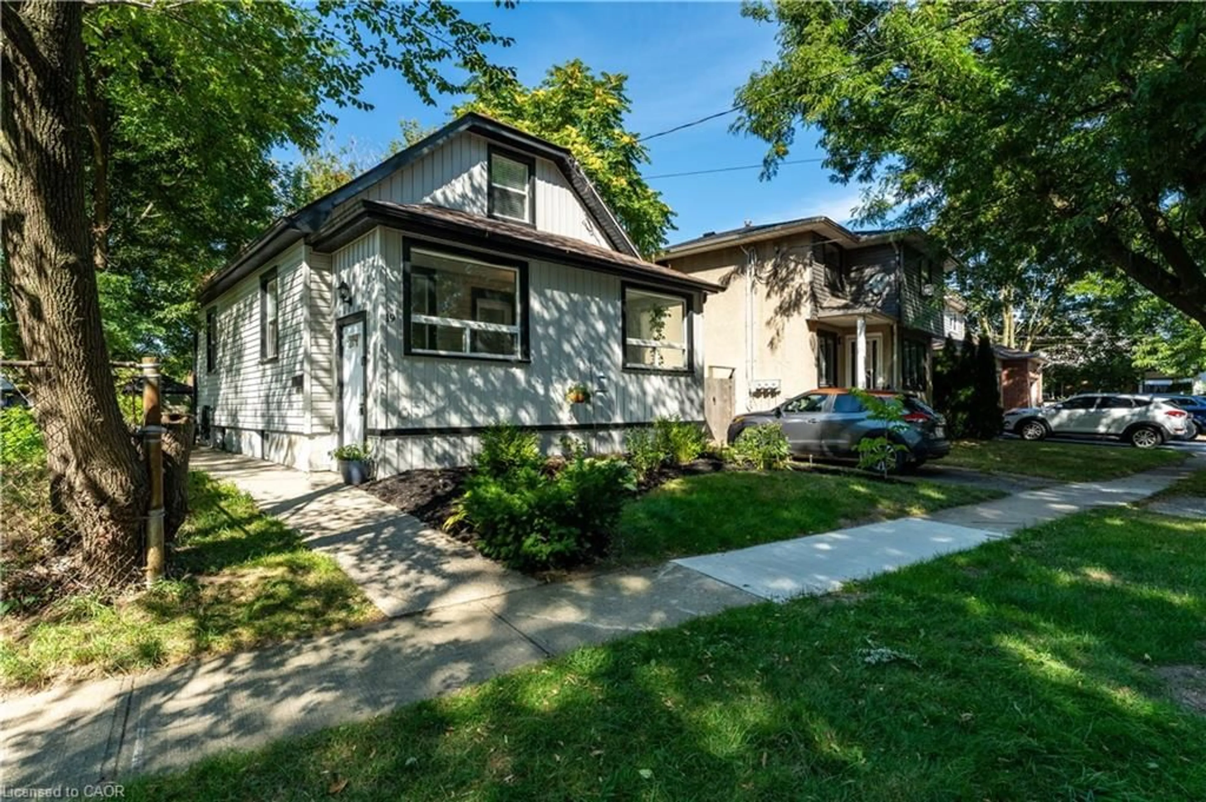 Home with vinyl exterior material, street for 19 Currie St, St. Catharines Ontario L2M 5M7