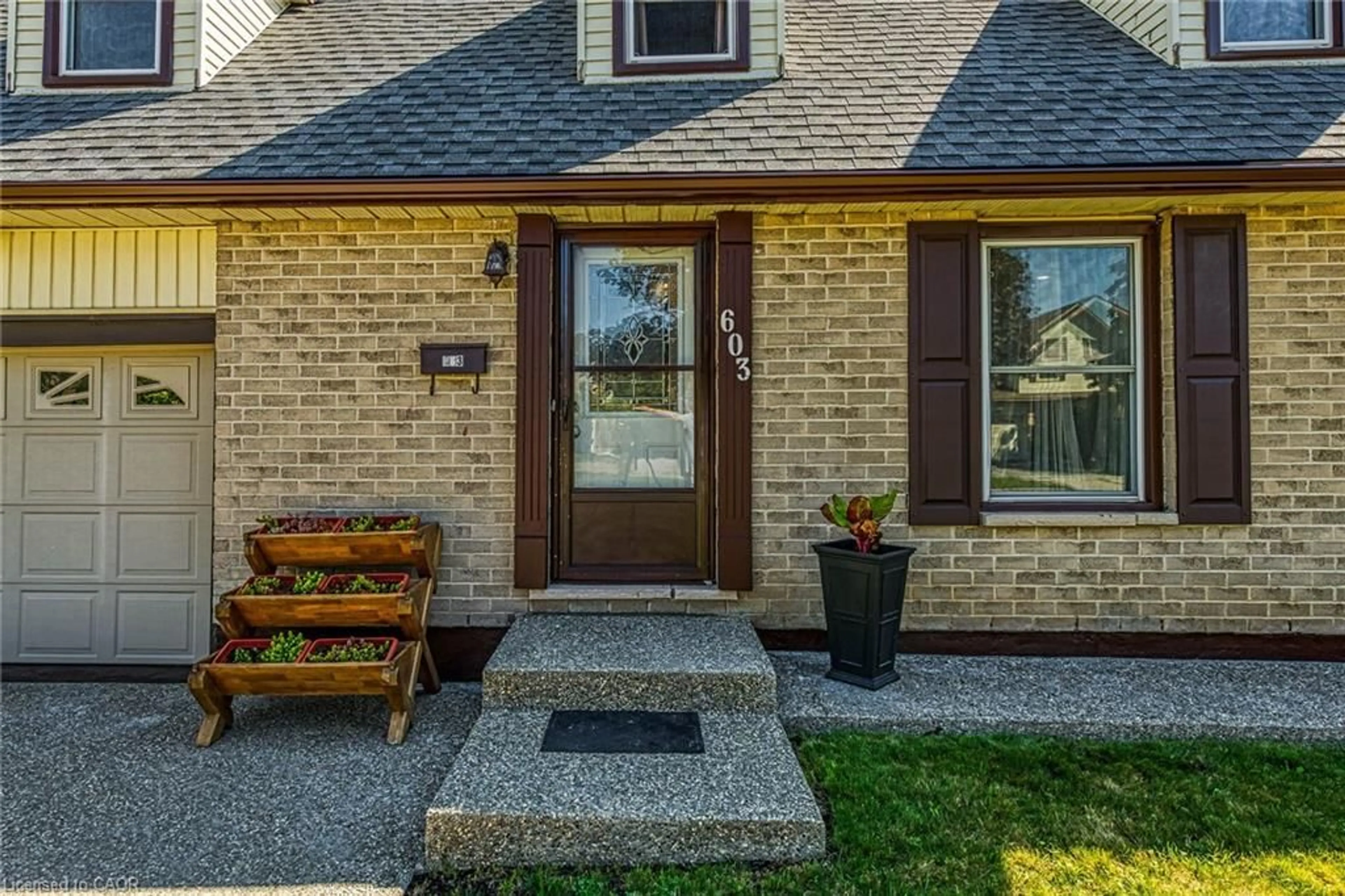 Home with brick exterior material, street for 603 Preston Pky, Cambridge Ontario N3H 5J9