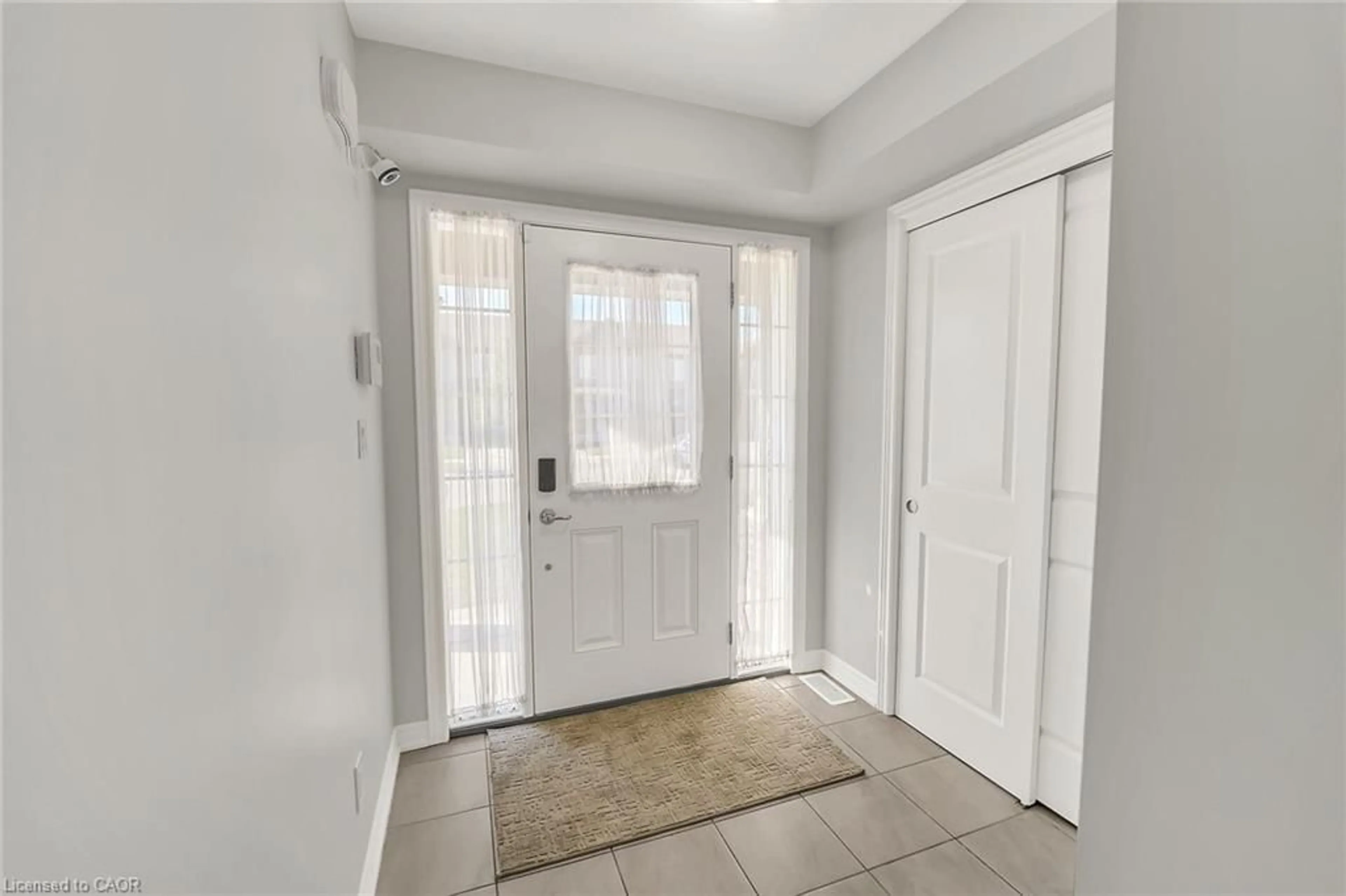 Indoor entryway for 152 Heron St, Welland Ontario L3C 0G8