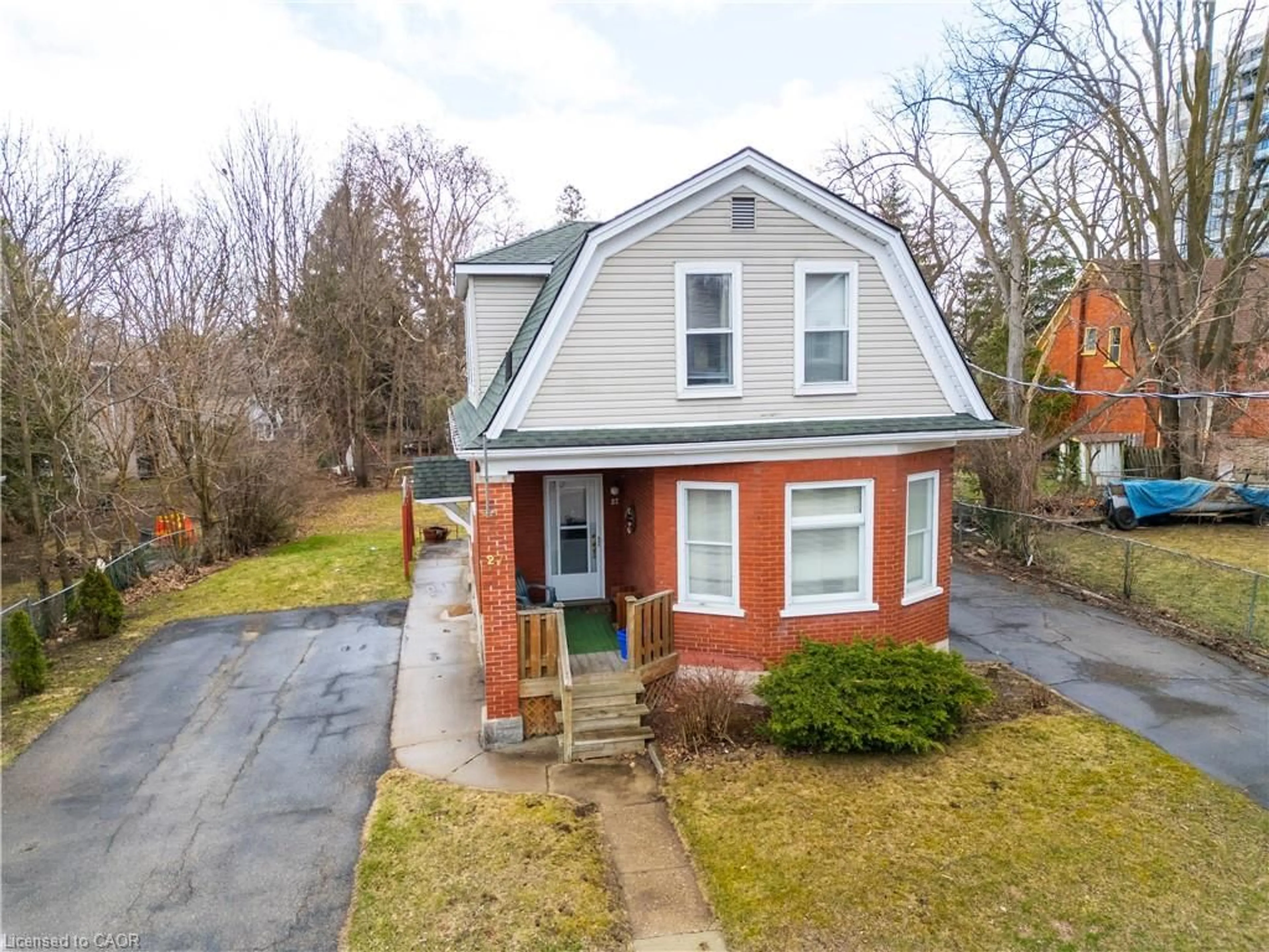 A pic from outside/outdoor area/front of a property/back of a property/a pic from drone, street for 27 Noecker St, Waterloo Ontario N2J 2R5