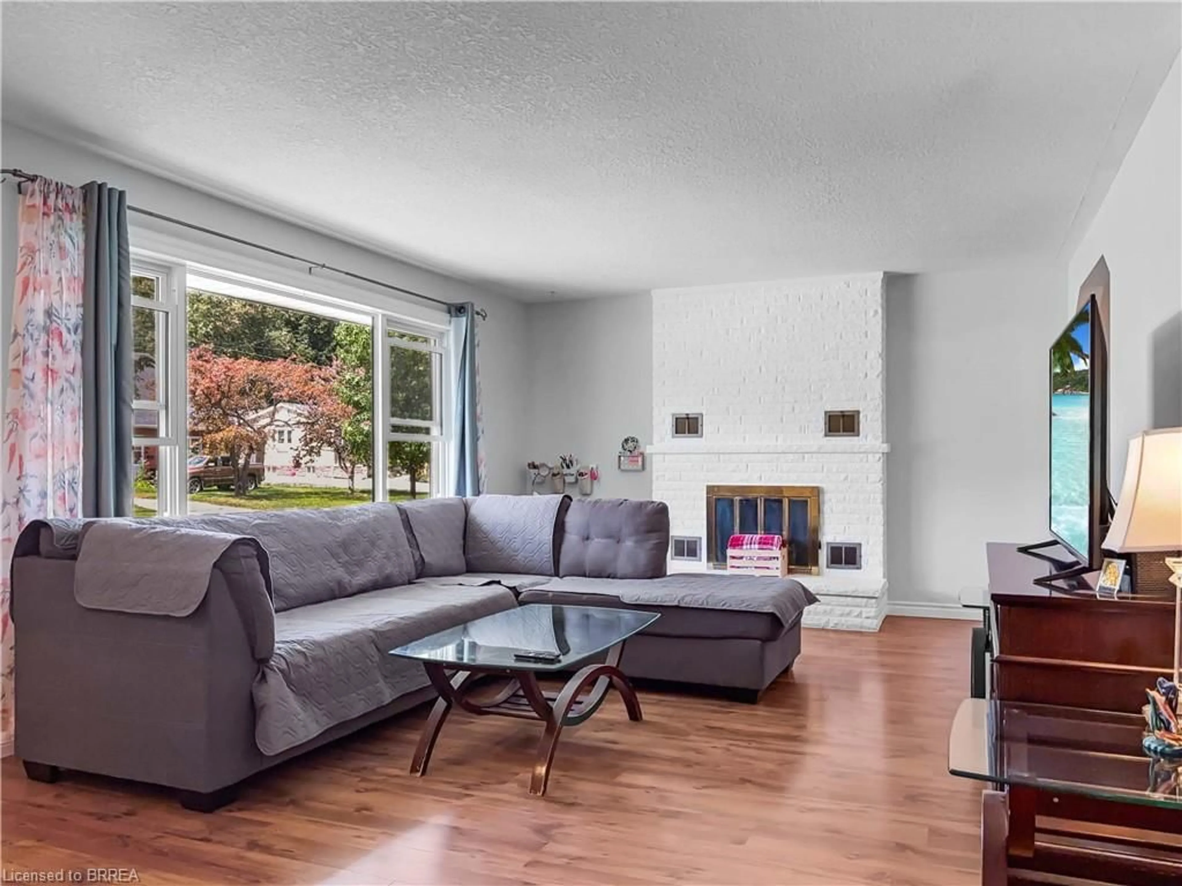 Living room with furniture, wood/laminate floor for 21 Richard Ave, Simcoe Ontario N3Y 3J1