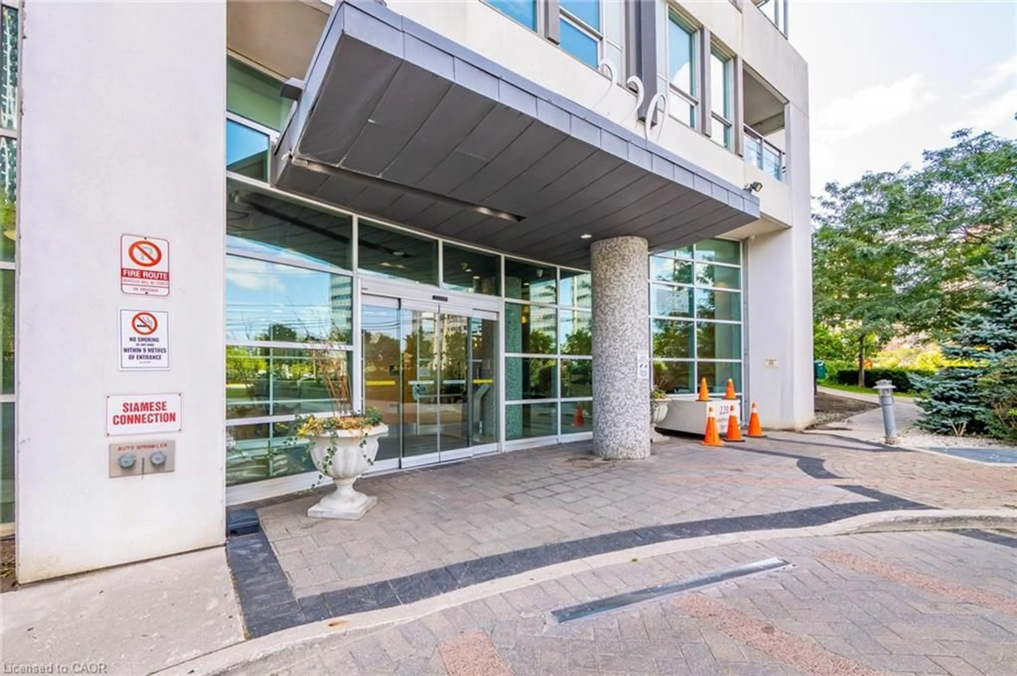 Indoor foyer for 220 Burnhamthorpe Rd #1004, Mississauga Ontario L5B 4N4