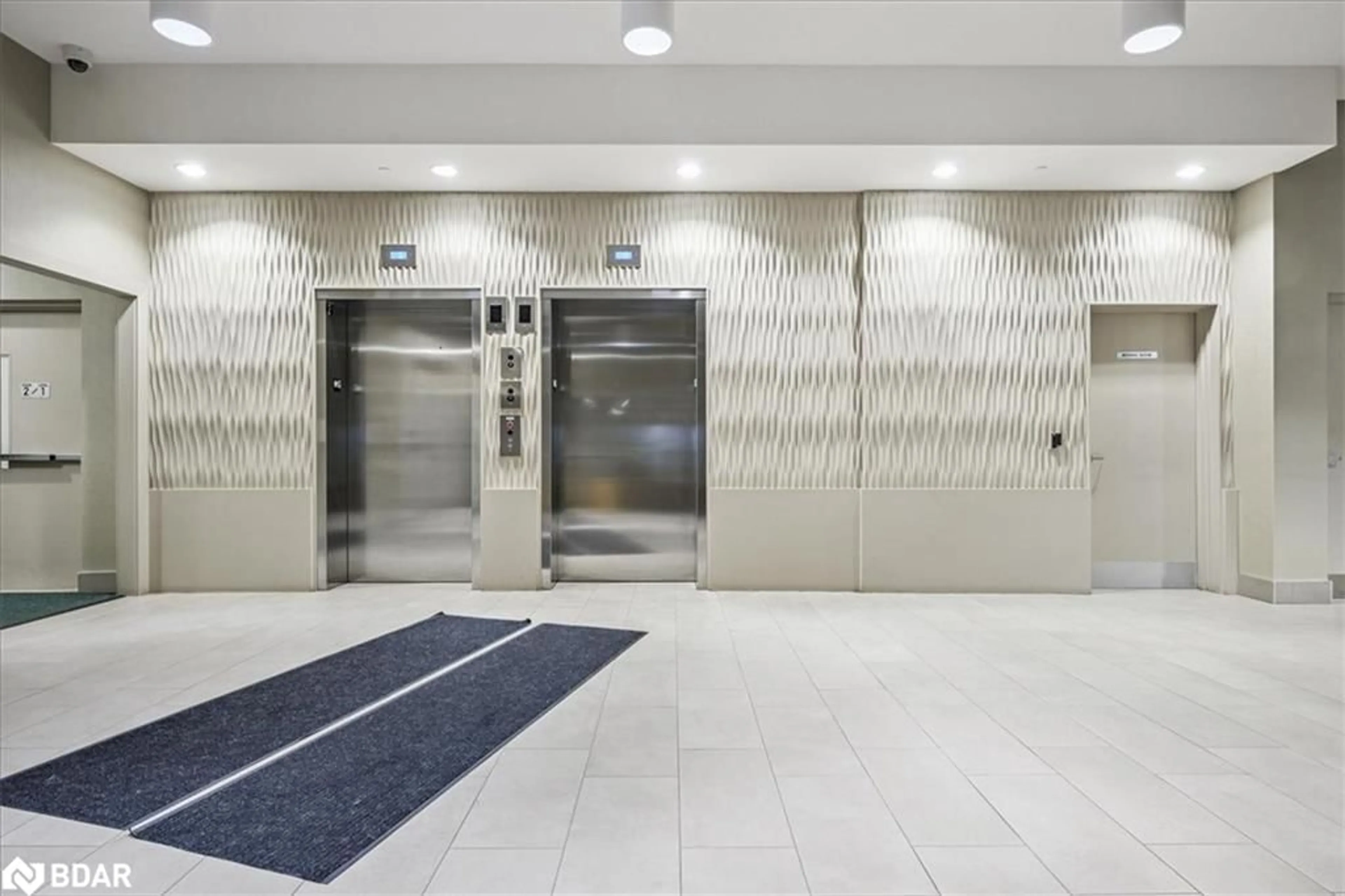 Indoor foyer for 216 Oak Park Blvd #414, Oakville Ontario L6H 7S8