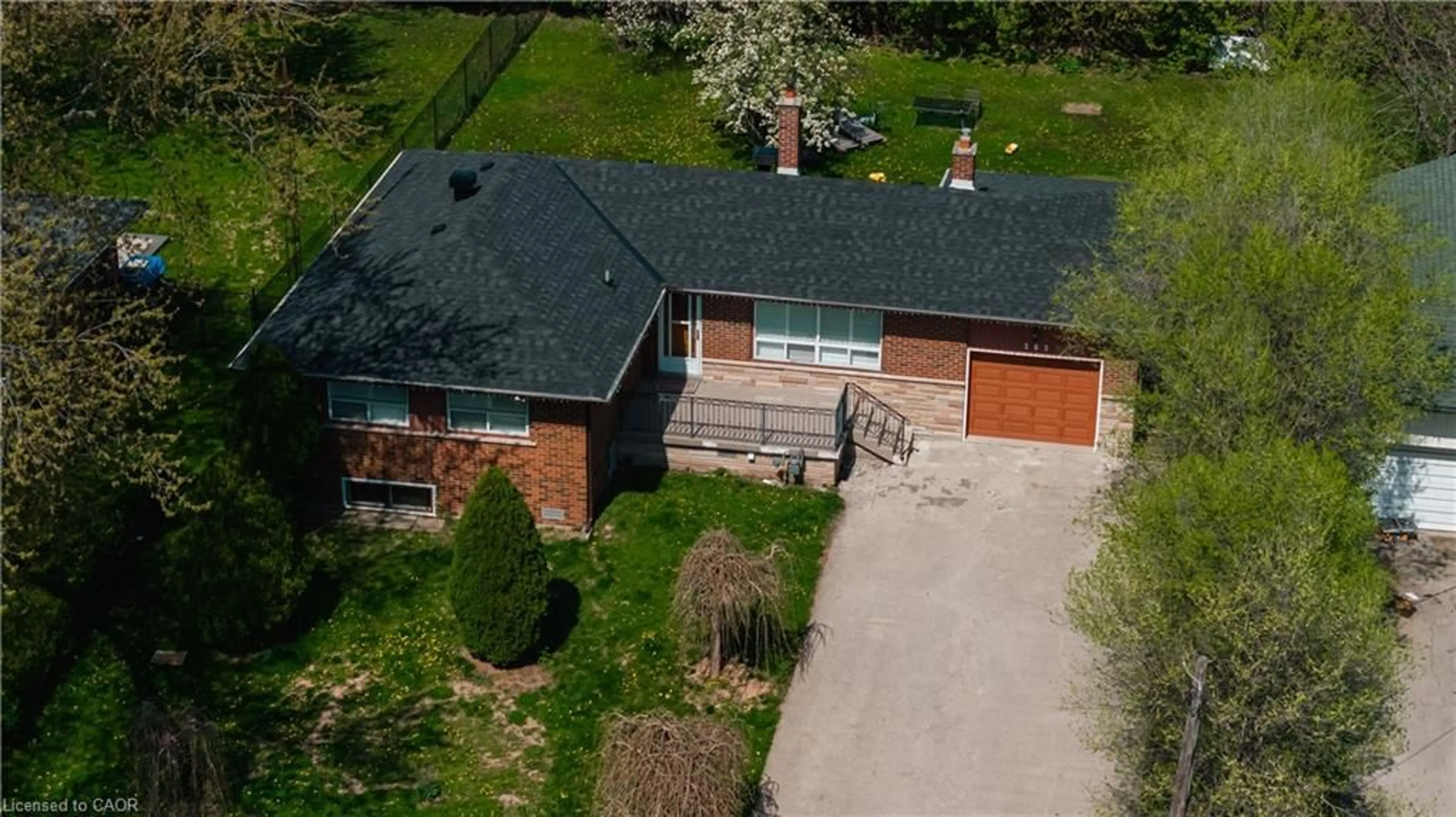A pic from outside/outdoor area/front of a property/back of a property/a pic from drone, street for 365 Sandhurst Dr, Oakville Ontario L6L 4L1