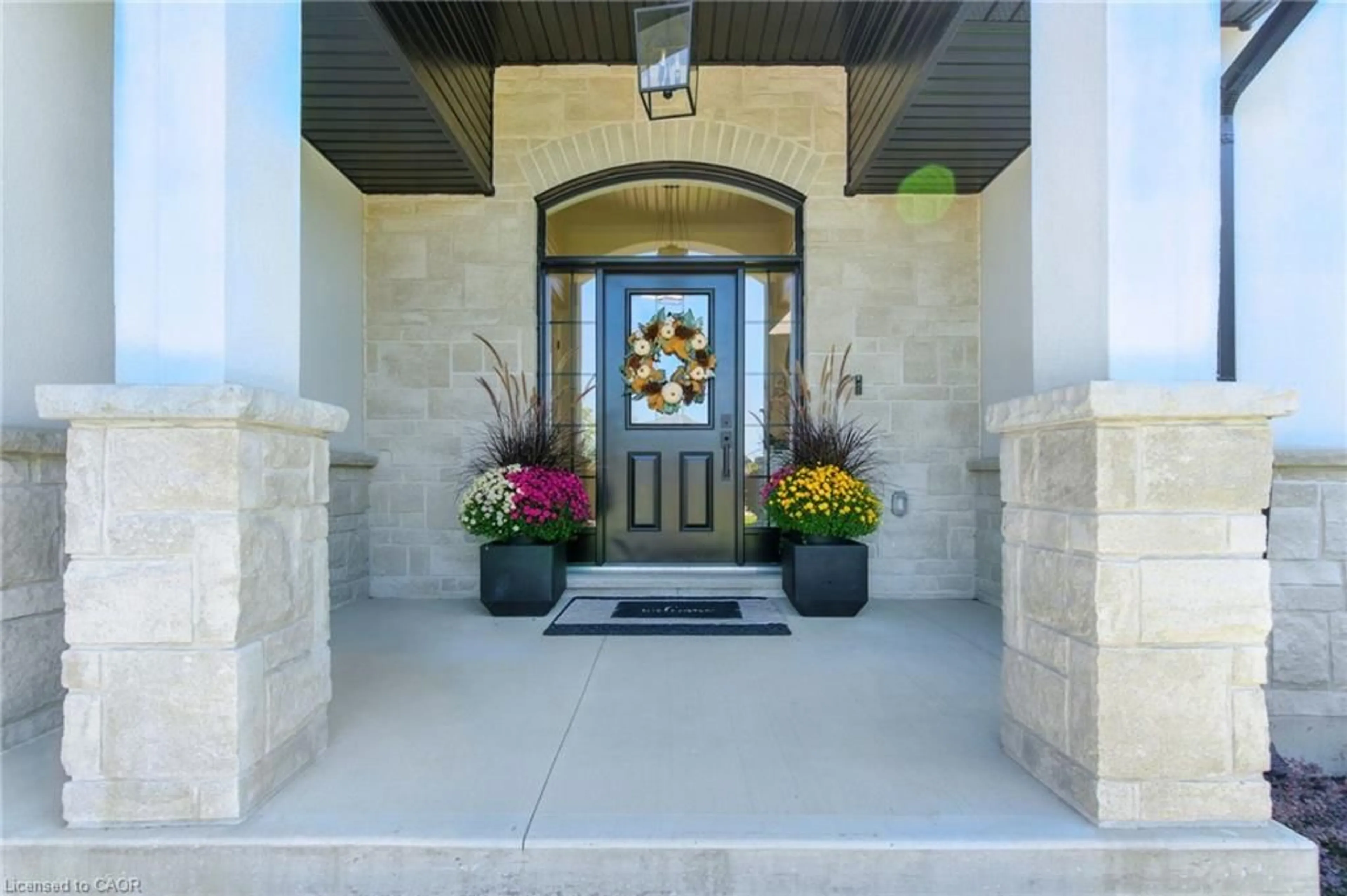 Indoor entryway for 270 Charles St, Waterford Ontario N0E 1Y0