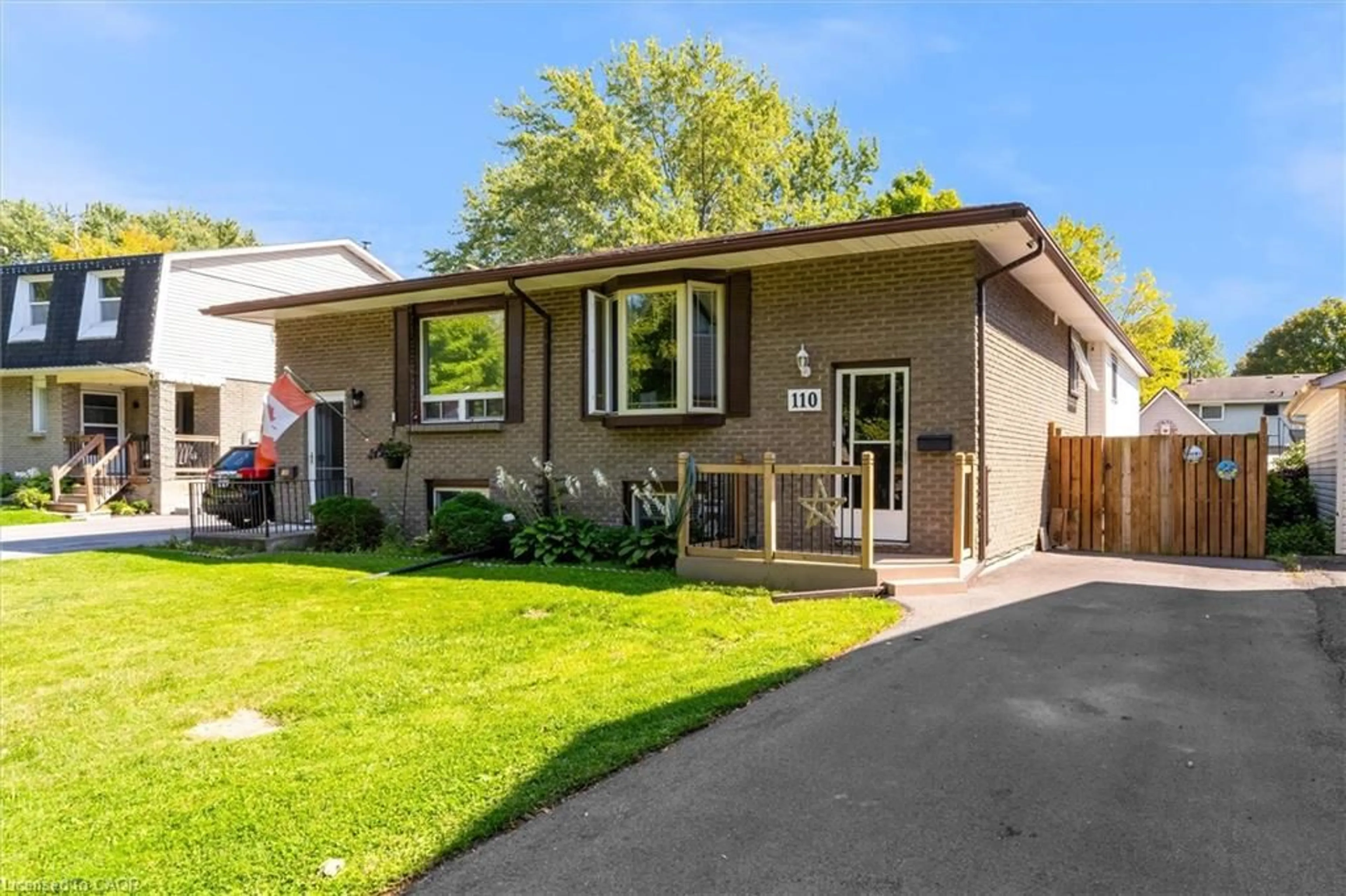 Home with vinyl exterior material, street for 110 Graystone Cres, Welland Ontario L3C 6G7