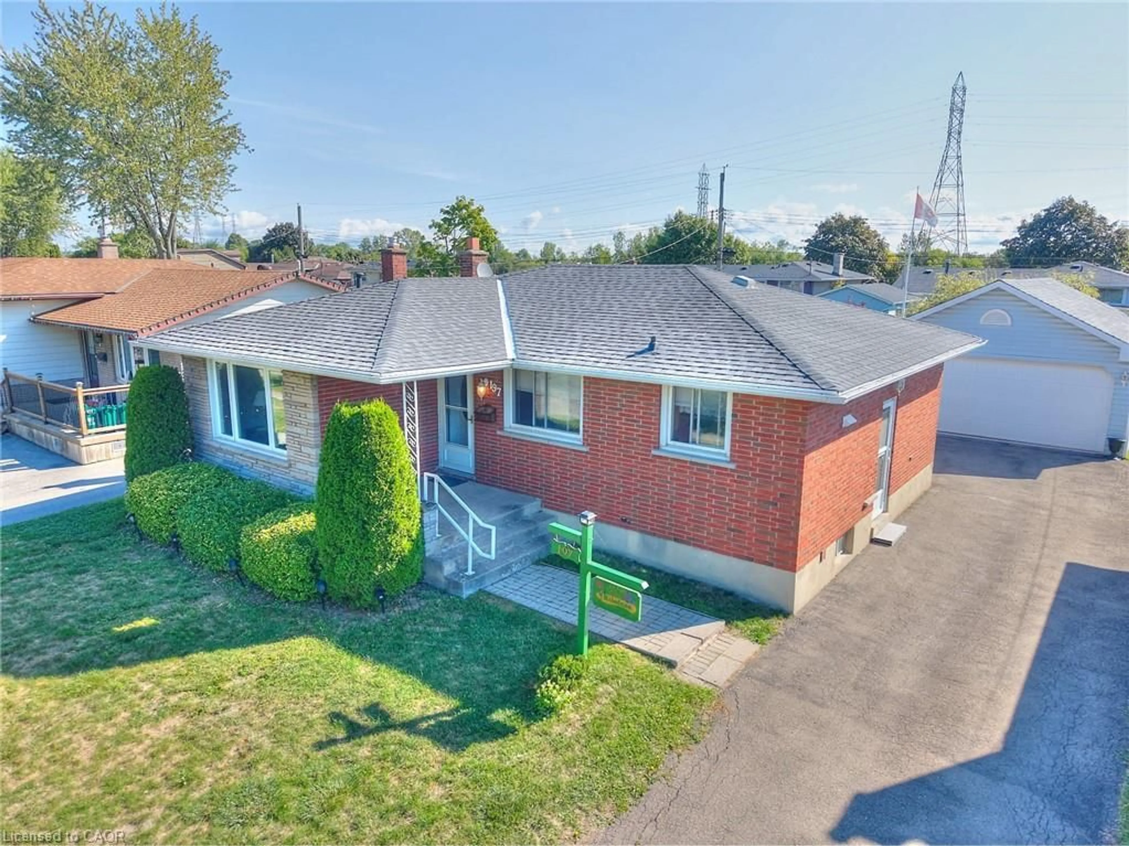 A pic from outside/outdoor area/front of a property/back of a property/a pic from drone, street for 197 Hildred St, Welland Ontario L3B 1M9