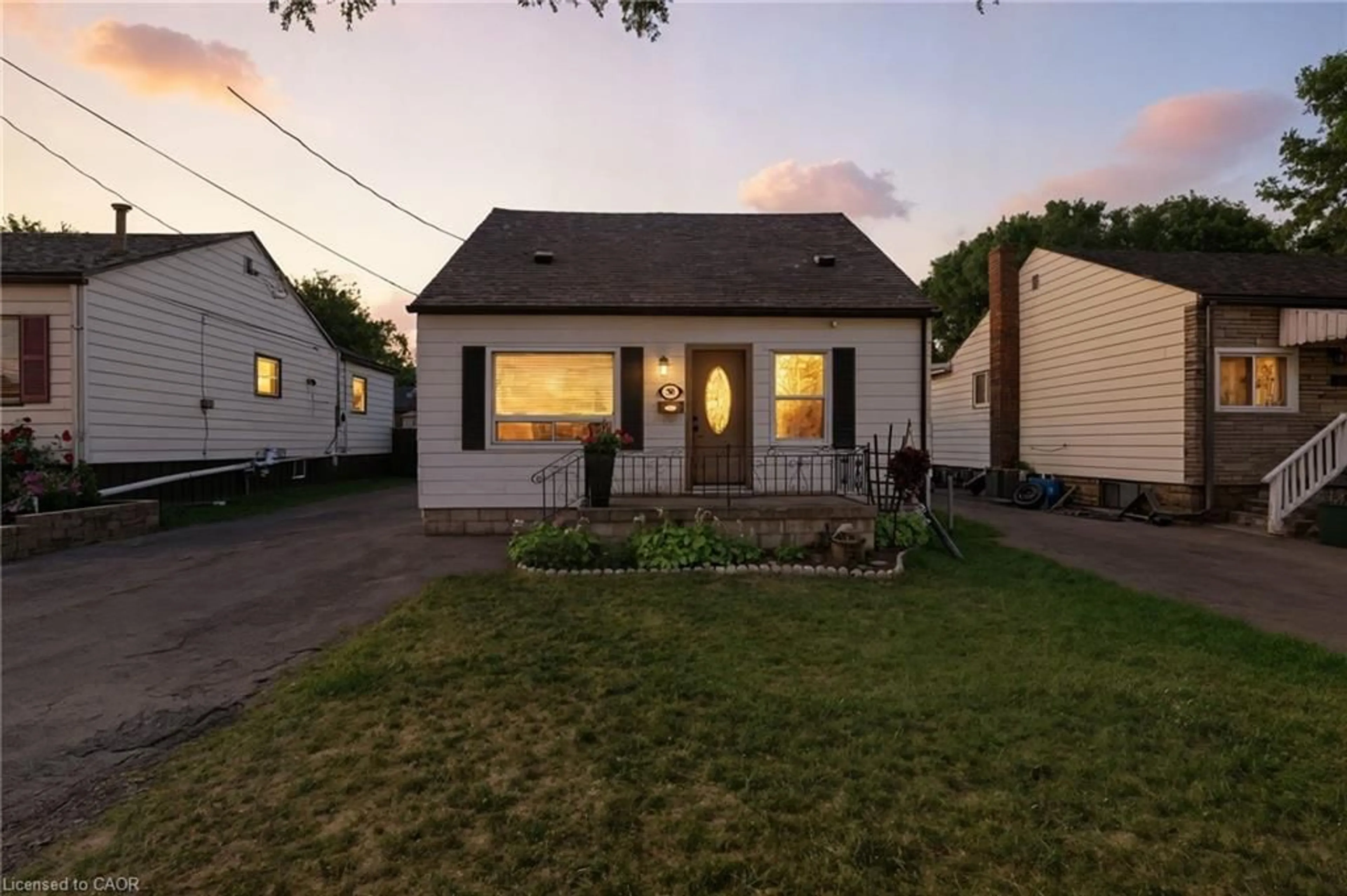 A pic from outside/outdoor area/front of a property/back of a property/a pic from drone, street for 347 Weir St, Hamilton Ontario L8H 5G6