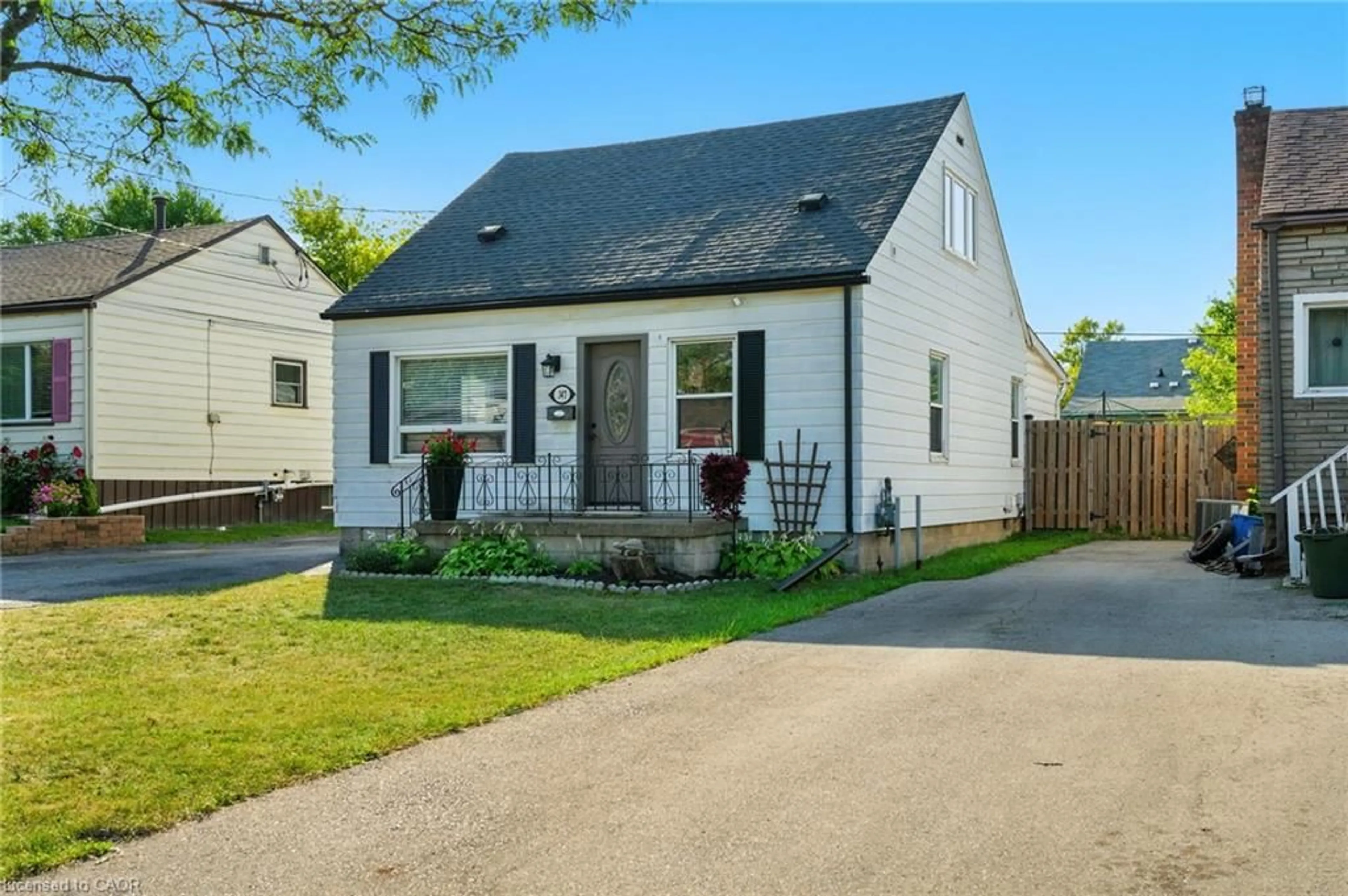 Home with vinyl exterior material, street for 347 Weir St, Hamilton Ontario L8H 5G6