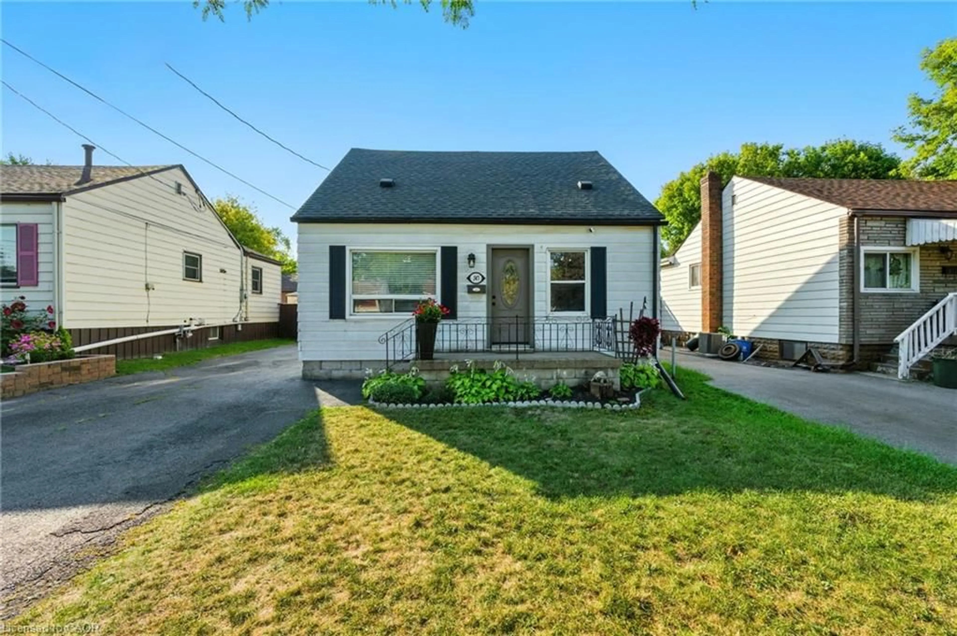 Home with vinyl exterior material, street for 347 Weir St, Hamilton Ontario L8H 5G6