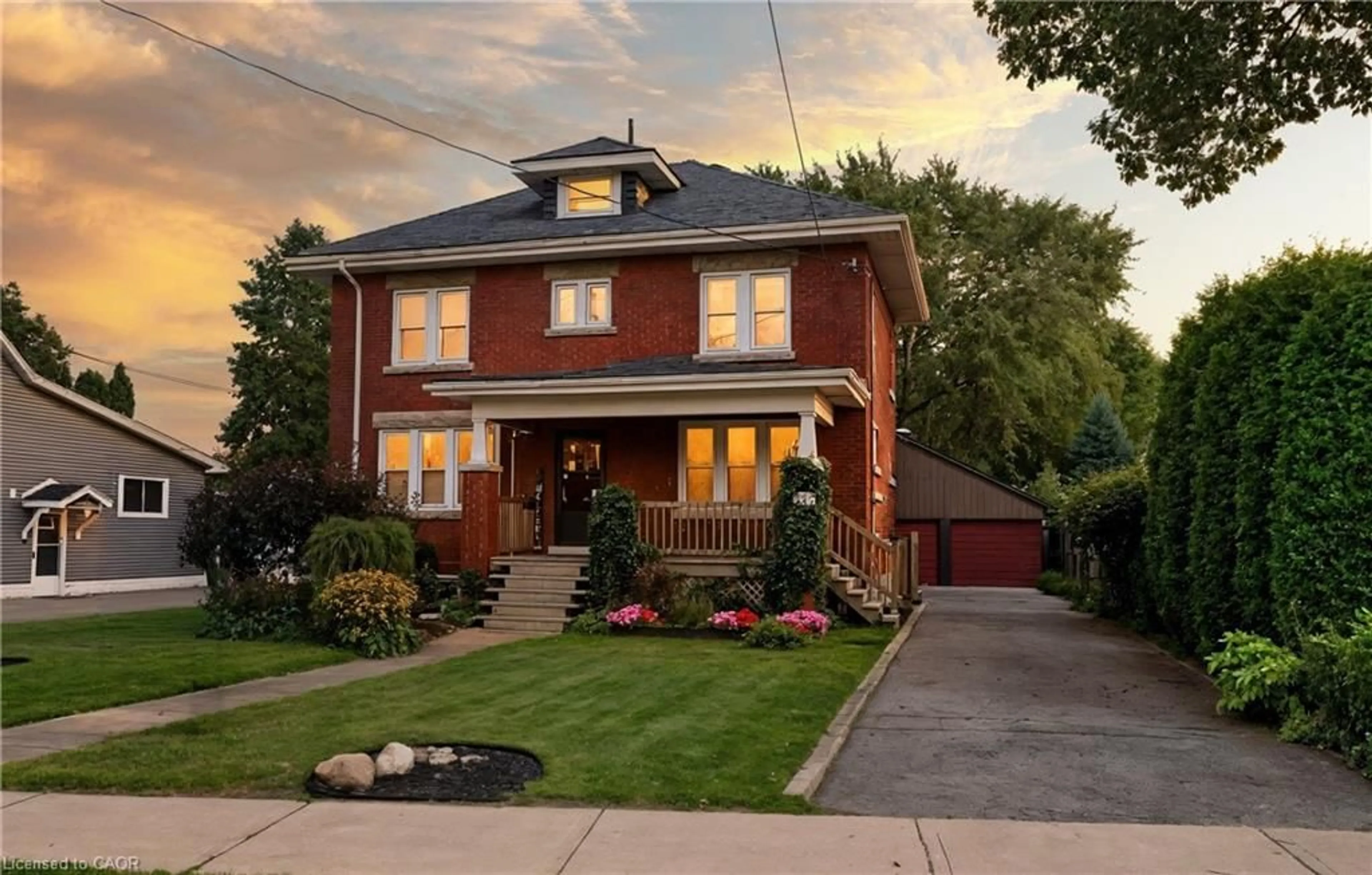 Home with brick exterior material, street for 122 Lake Avenue Dr, Stoney Creek Ontario L8G 3N4