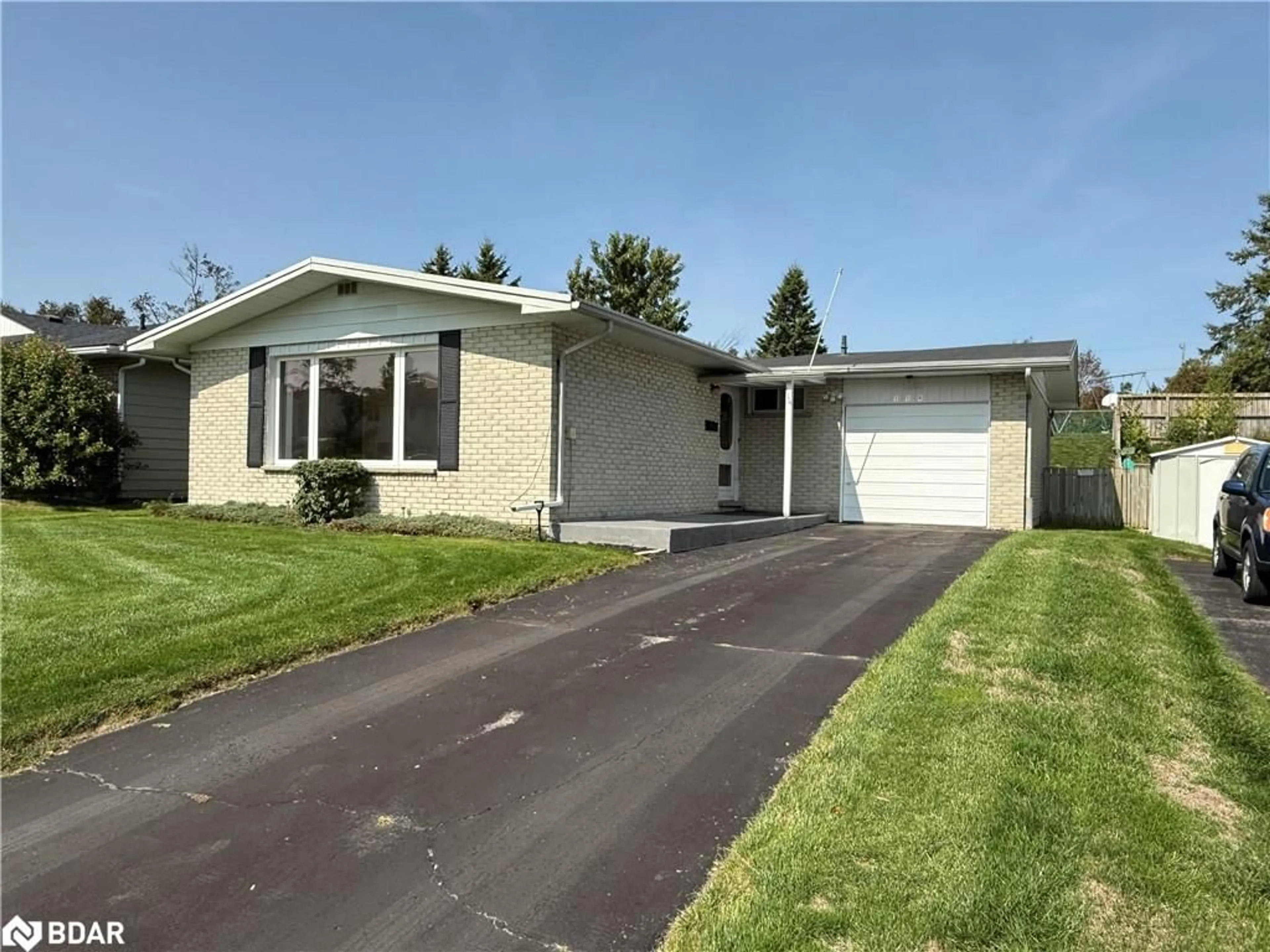 Home with vinyl exterior material, street for 114 Daphne Cres, Barrie Ontario L4M 2Z1