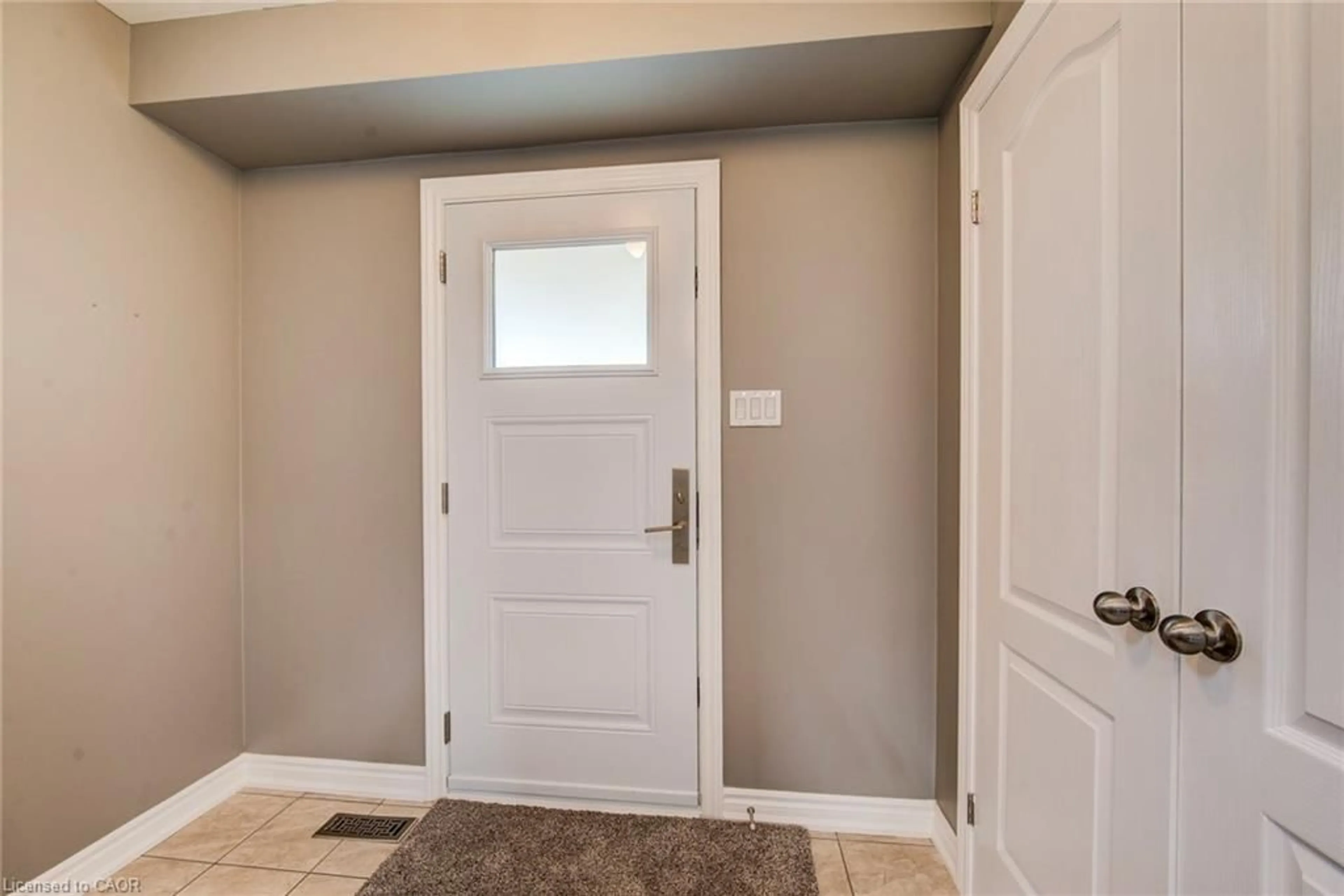 Indoor entryway for 390 Armstrong St, Listowel Ontario N4W 0E5