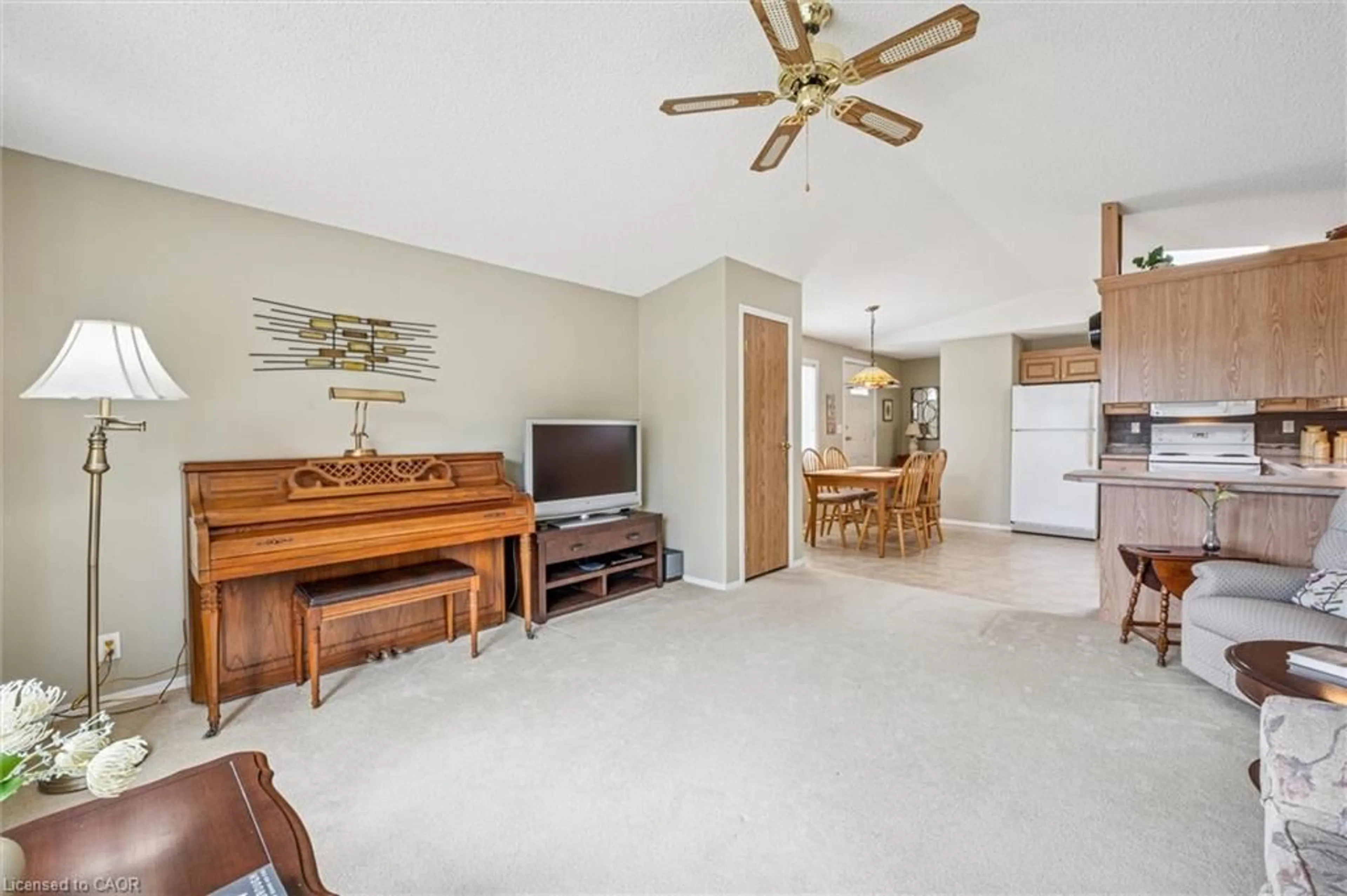 Living room with furniture, unknown for 72 Ash Avenue Pvt, Puslinch Ontario N0B 2J0