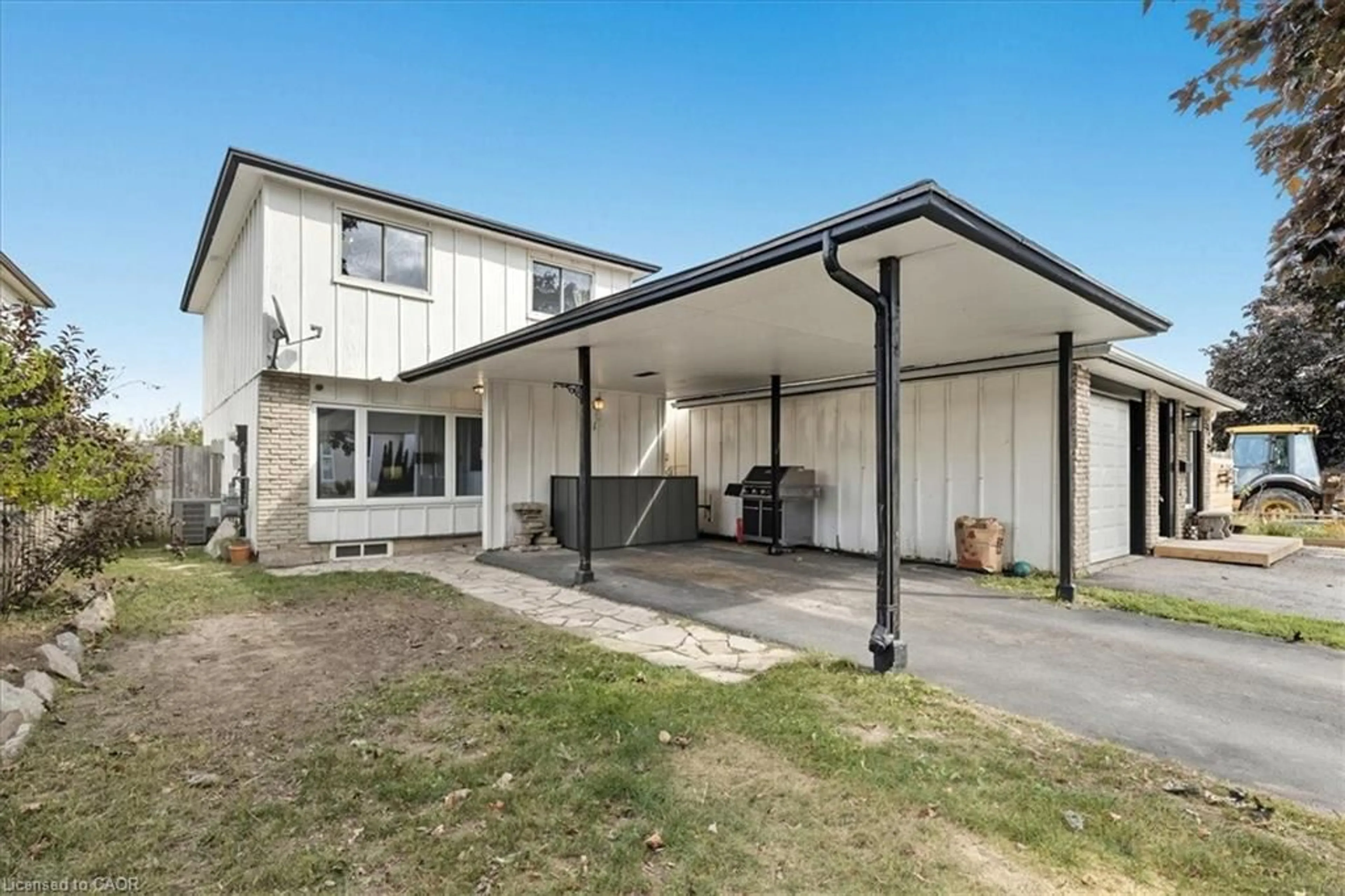 Home with vinyl exterior material, street for 331 Preston Pky, Cambridge Ontario N3H 4Z4