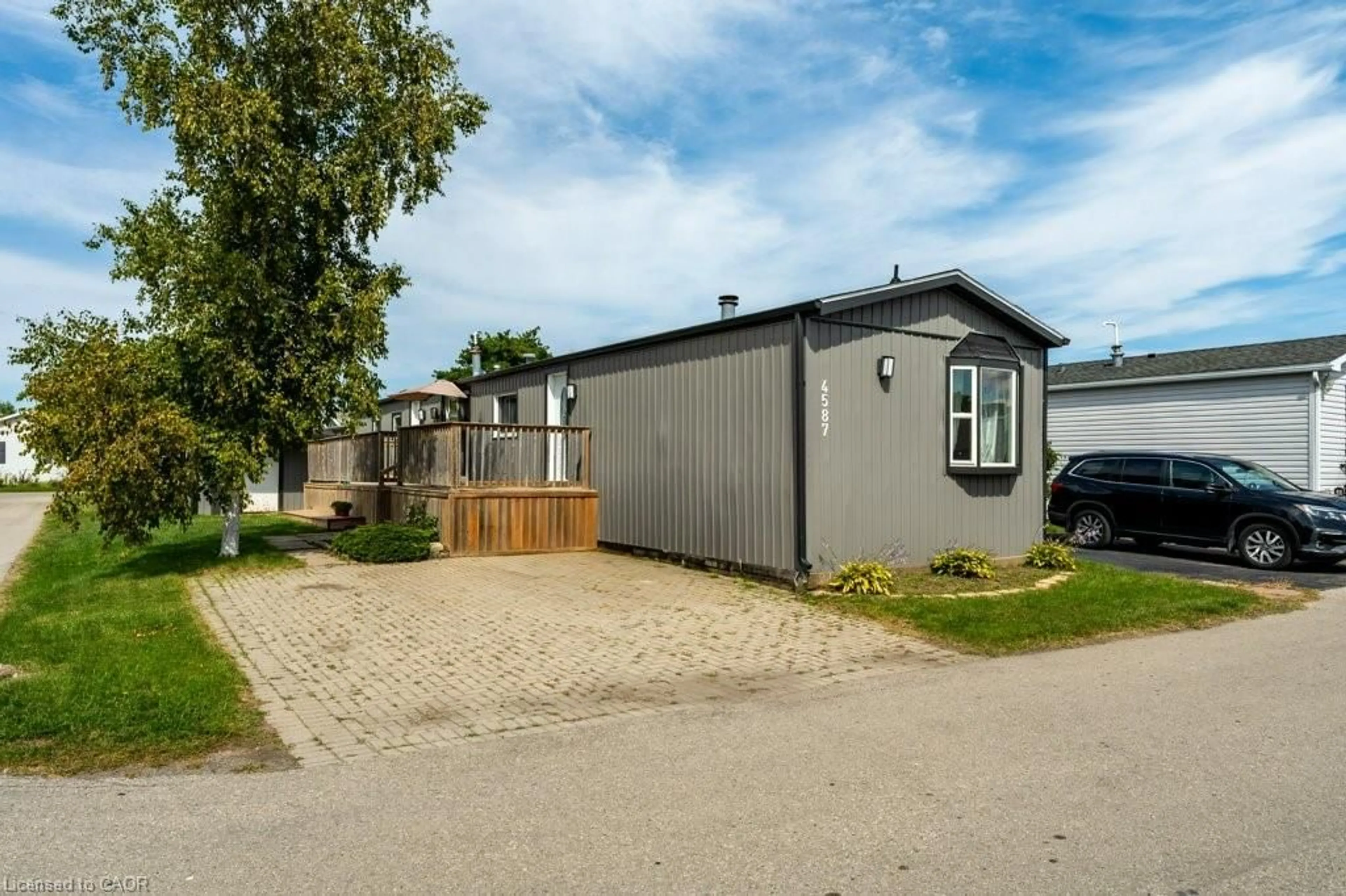A pic from outside/outdoor area/front of a property/back of a property/a pic from drone, street for 4587 Rebecca Lane, Beamsville Ontario L0R 1B1