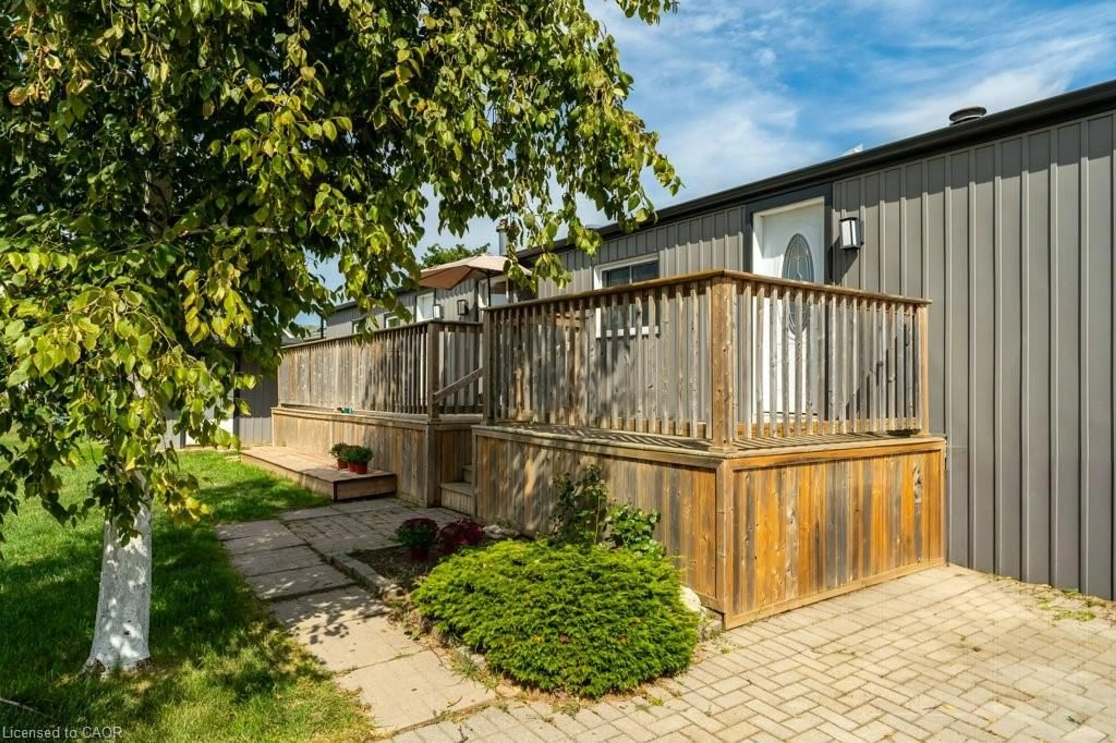 A pic from outside/outdoor area/front of a property/back of a property/a pic from drone, street for 4587 Rebecca Lane, Beamsville Ontario L0R 1B1