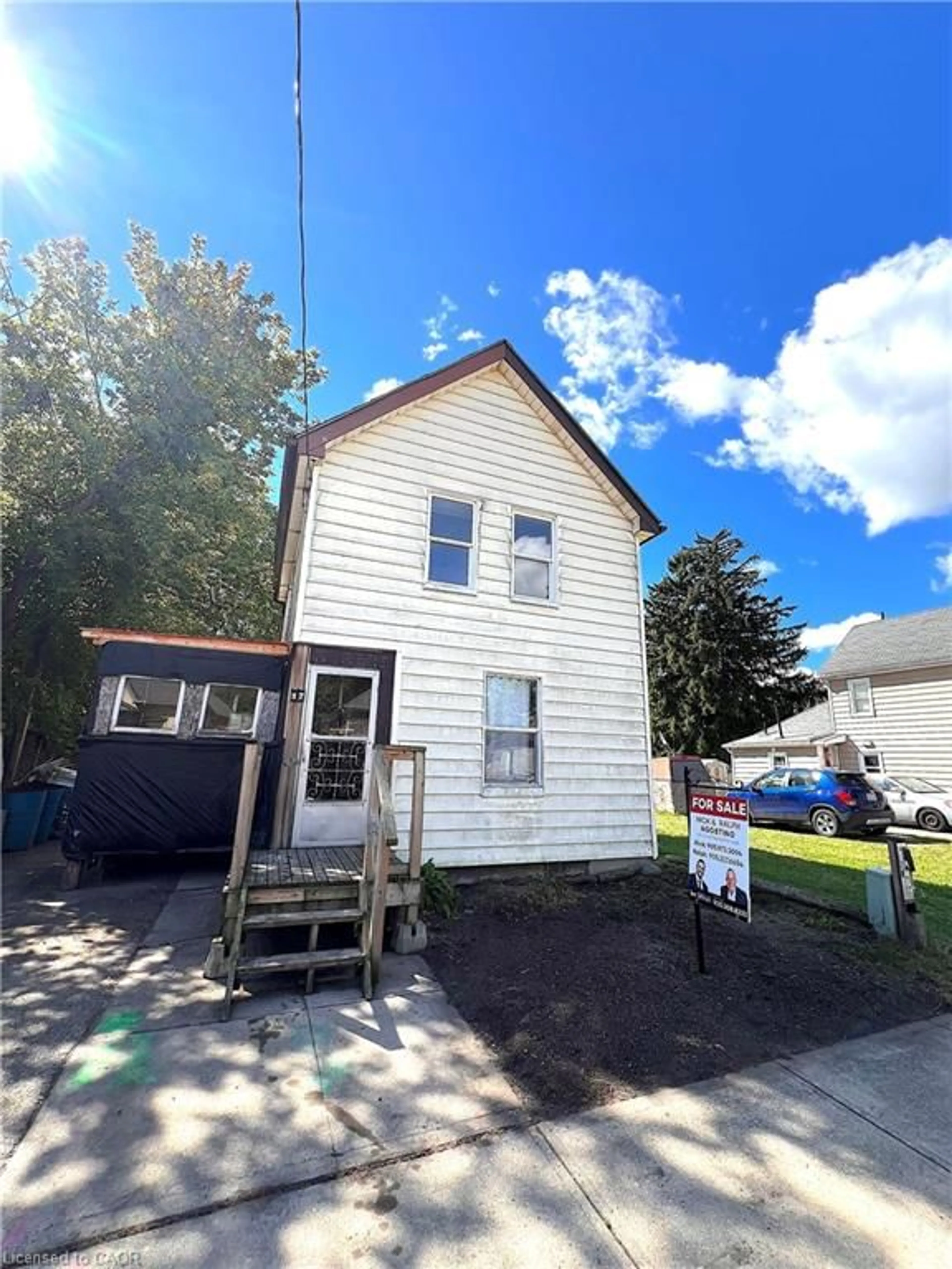 A pic from outside/outdoor area/front of a property/back of a property/a pic from drone, building for 17 Able Ave, Brantford Ontario N3S 2Y4