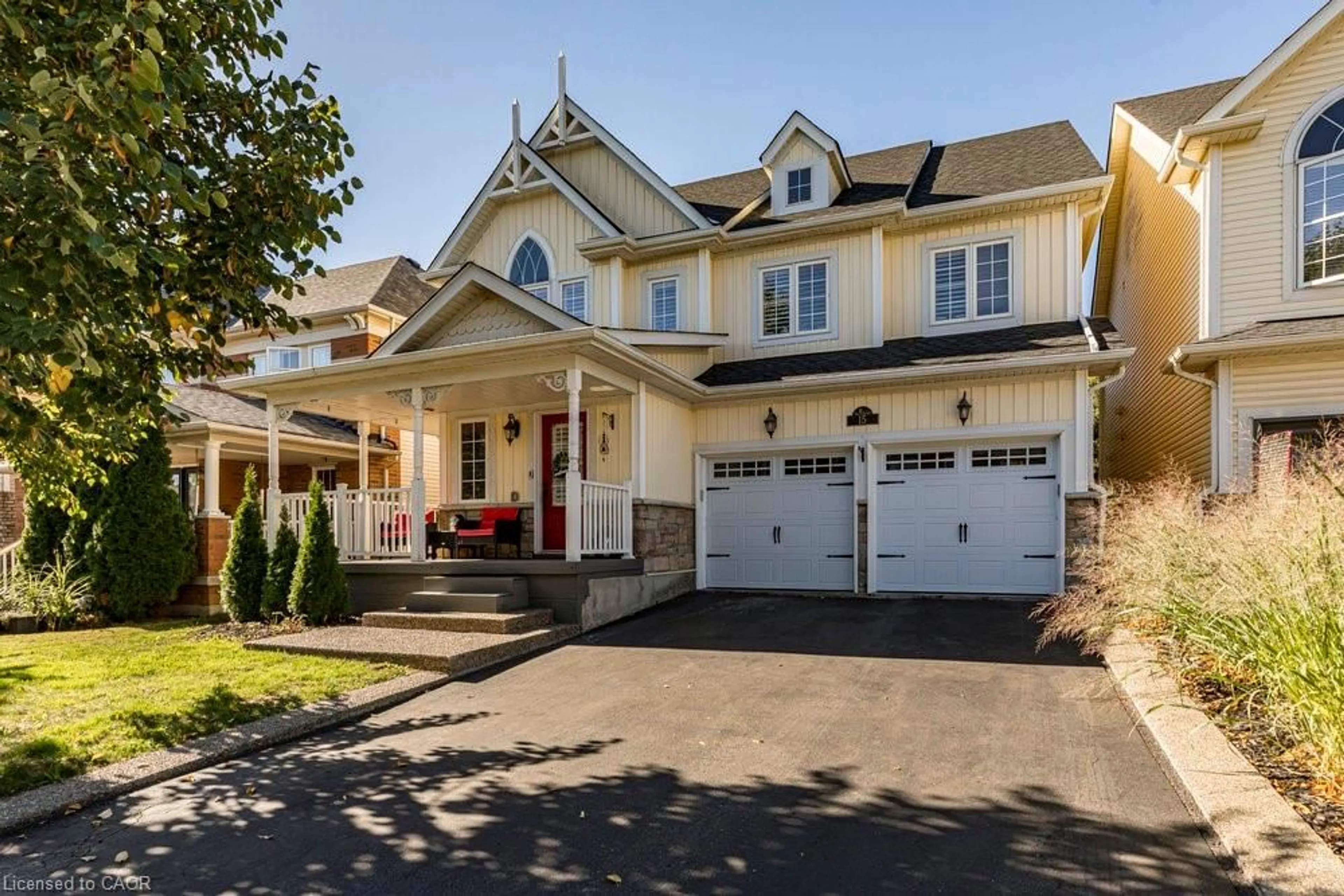 Home with vinyl exterior material, street for 15 Buttercup Cres, Waterdown Ontario L8B 0X9