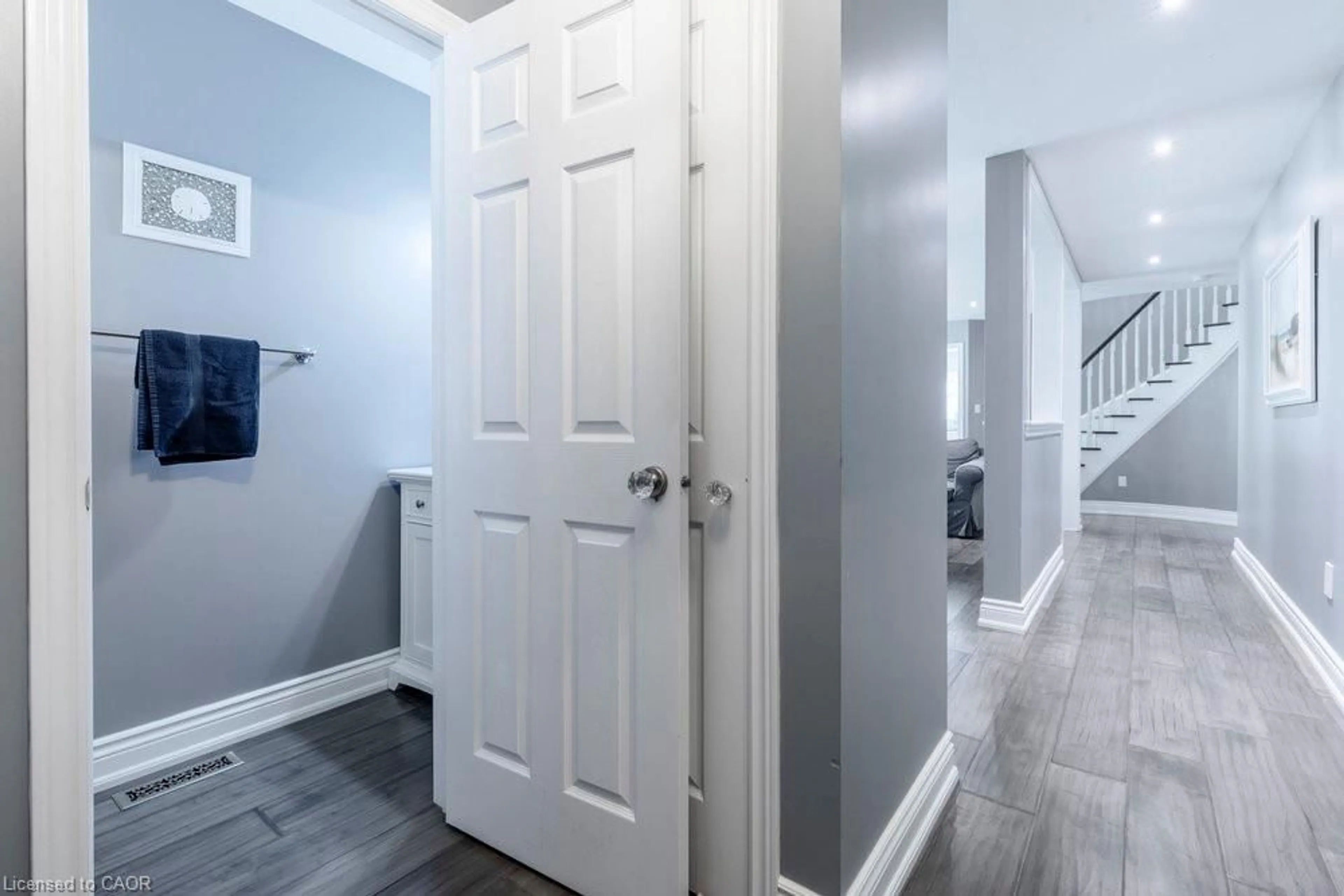 Indoor entryway for 15 Buttercup Cres, Waterdown Ontario L8B 0X9