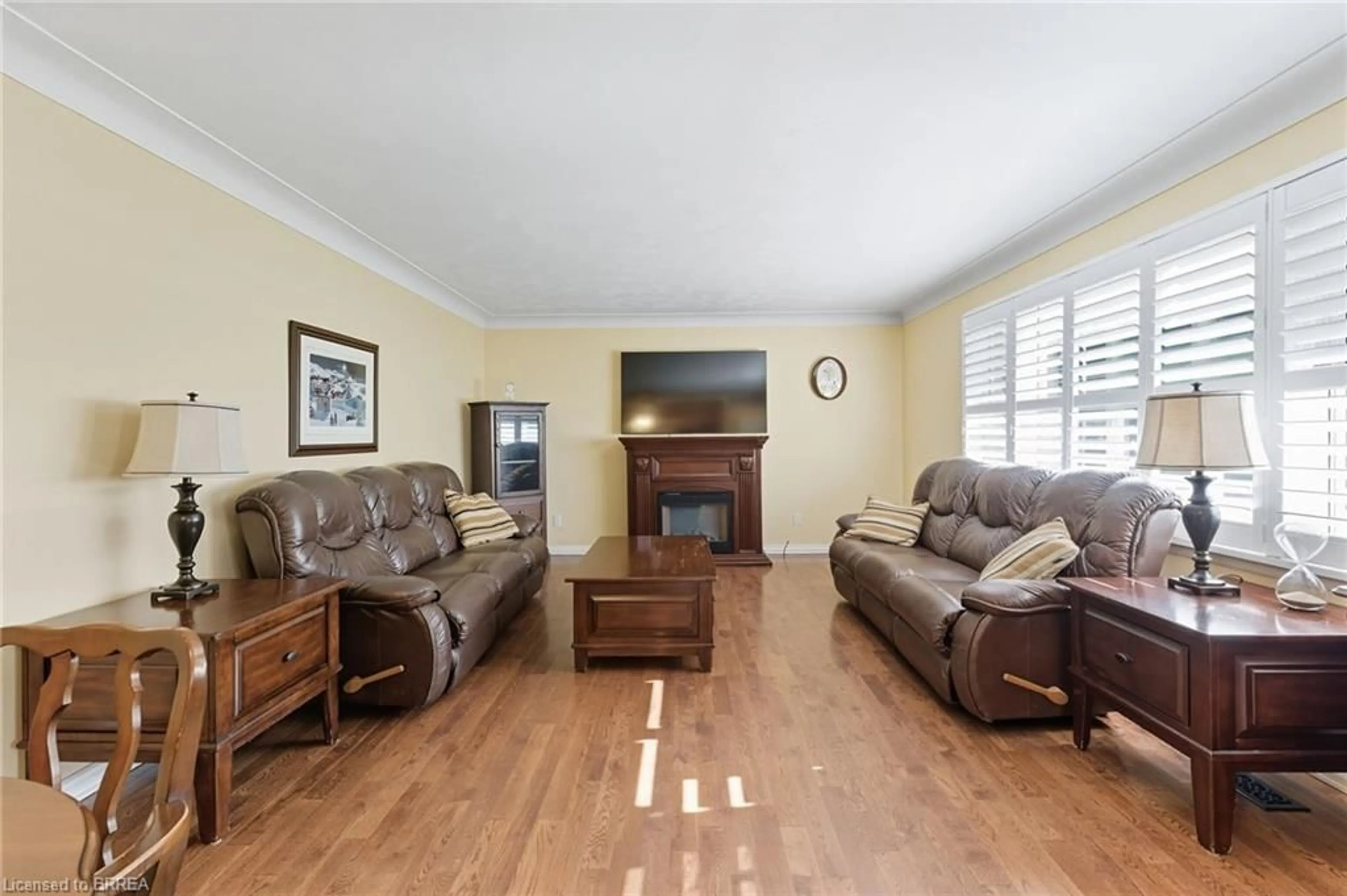 Living room with furniture, wood/laminate floor for 119 West River Rd, Paris Ontario N3L 3E2
