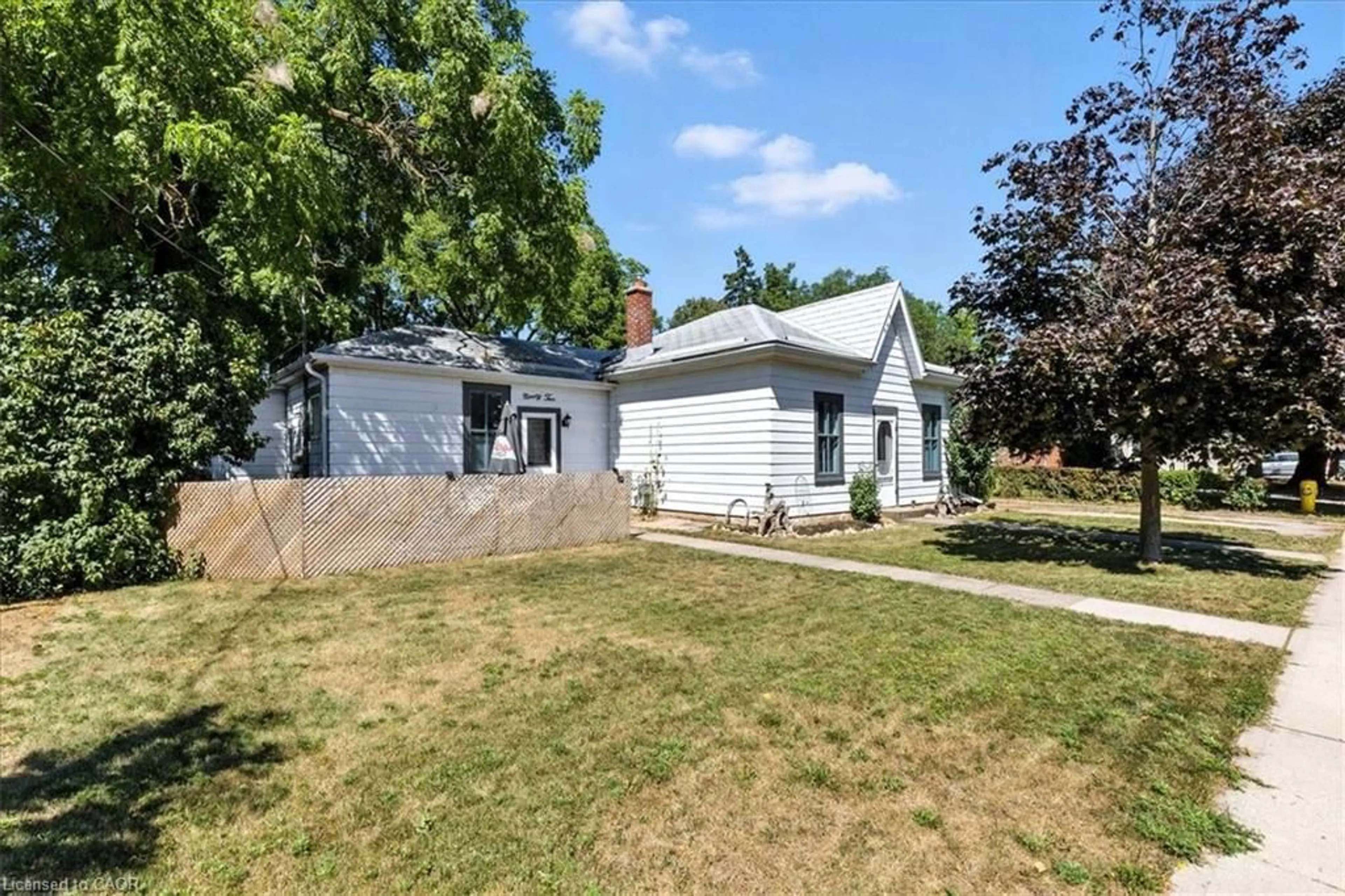 A pic from outside/outdoor area/front of a property/back of a property/a pic from drone, street for 92 Francis St, Cambridge Ontario N1S 2A1