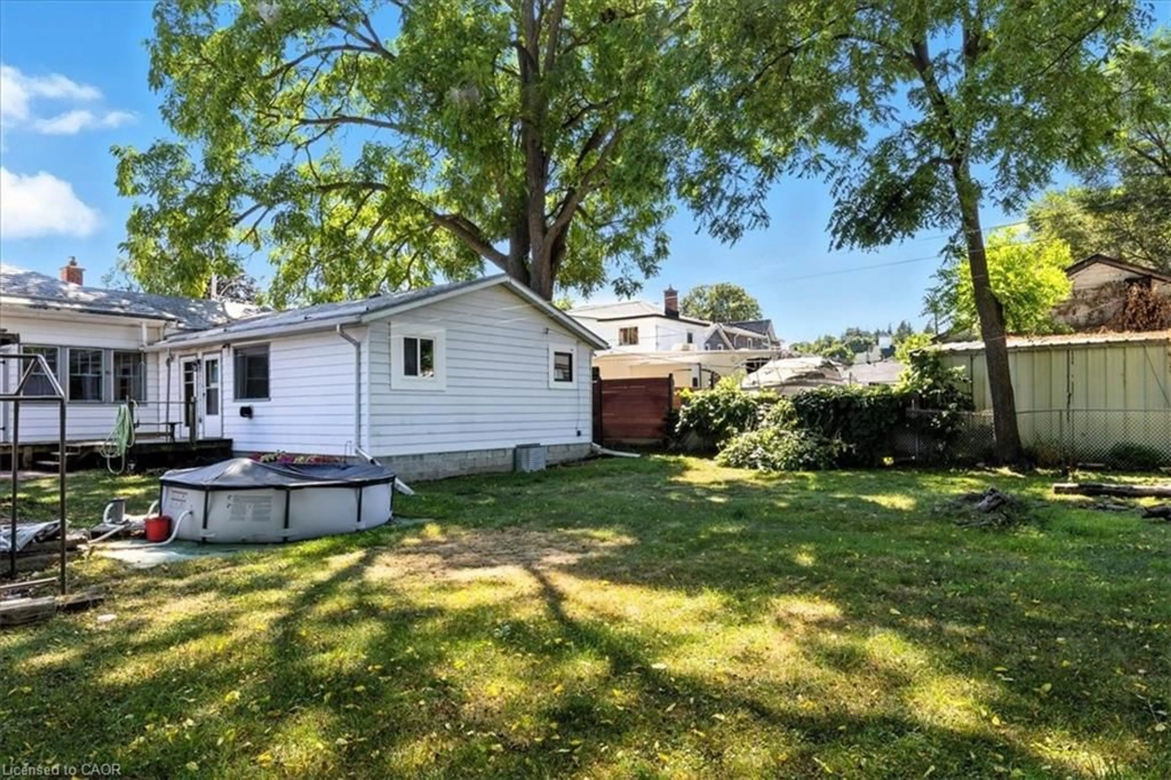 A pic from outside/outdoor area/front of a property/back of a property/a pic from drone, street for 92 Francis St, Cambridge Ontario N1S 2A1