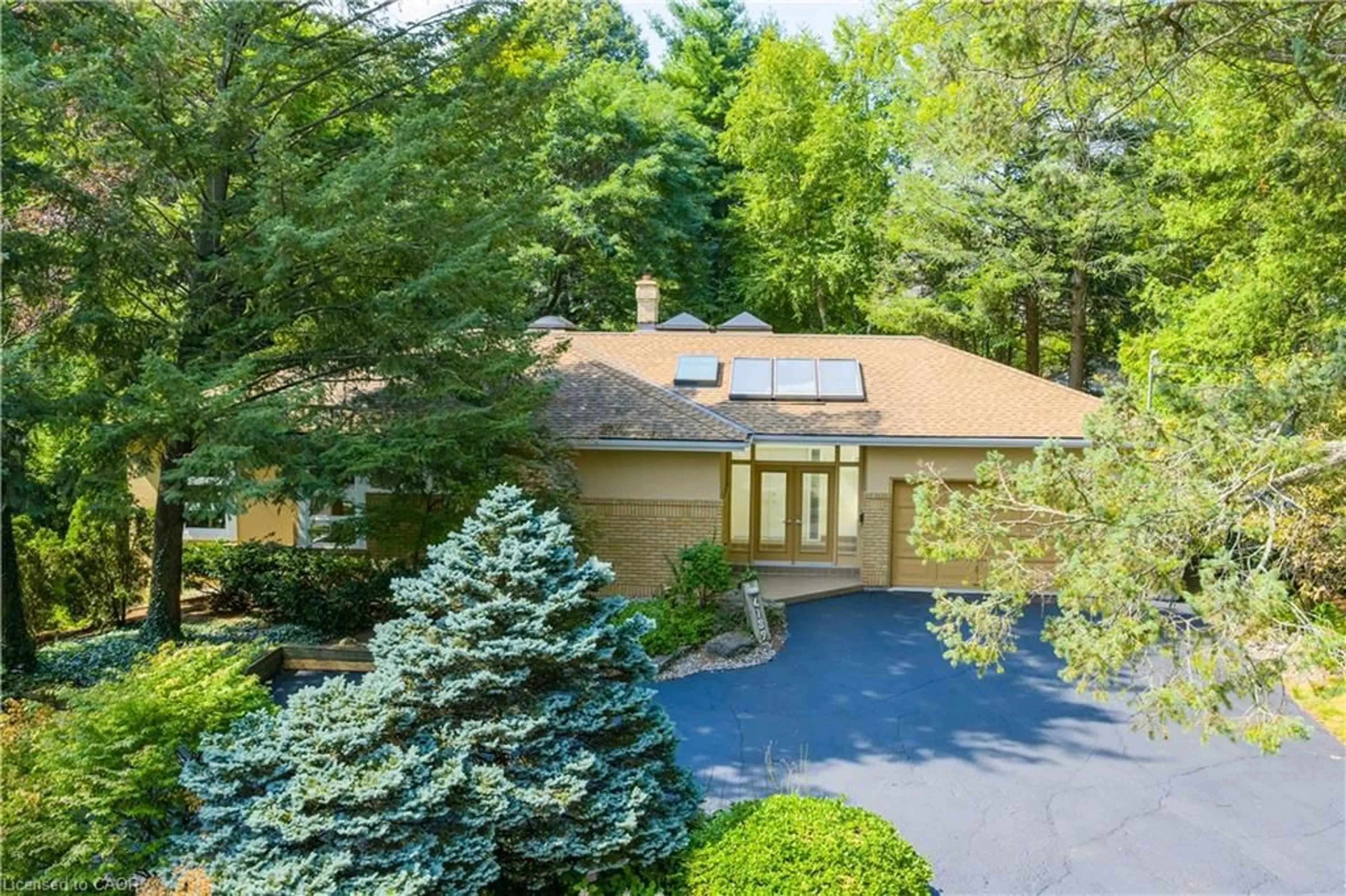 A pic from outside/outdoor area/front of a property/back of a property/a pic from drone, street for 4189 Inglewood Dr, Burlington Ontario L7L 1E3