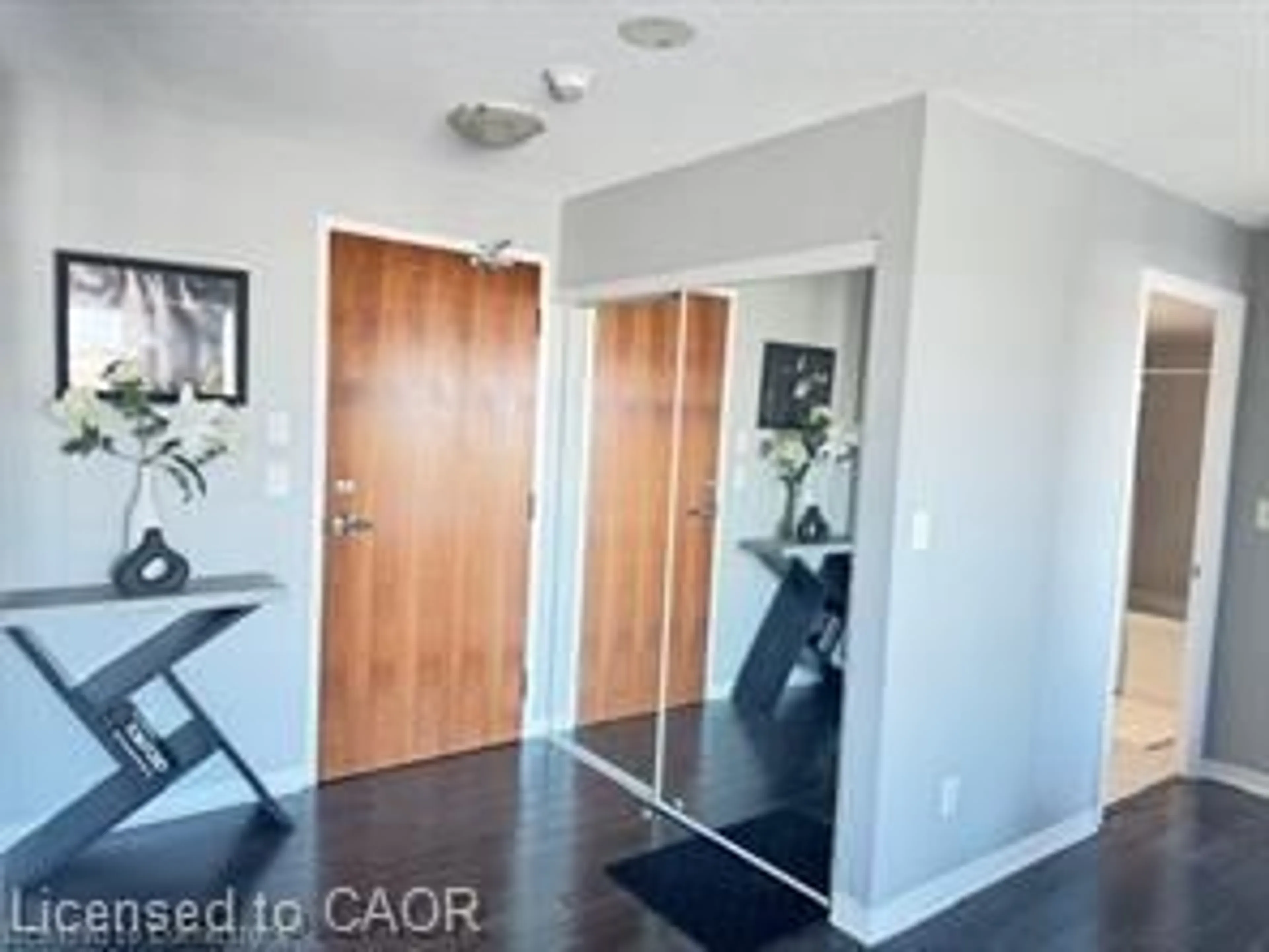 Indoor entryway for 215 Queen St #711, Brampton Ontario L6W 0A9