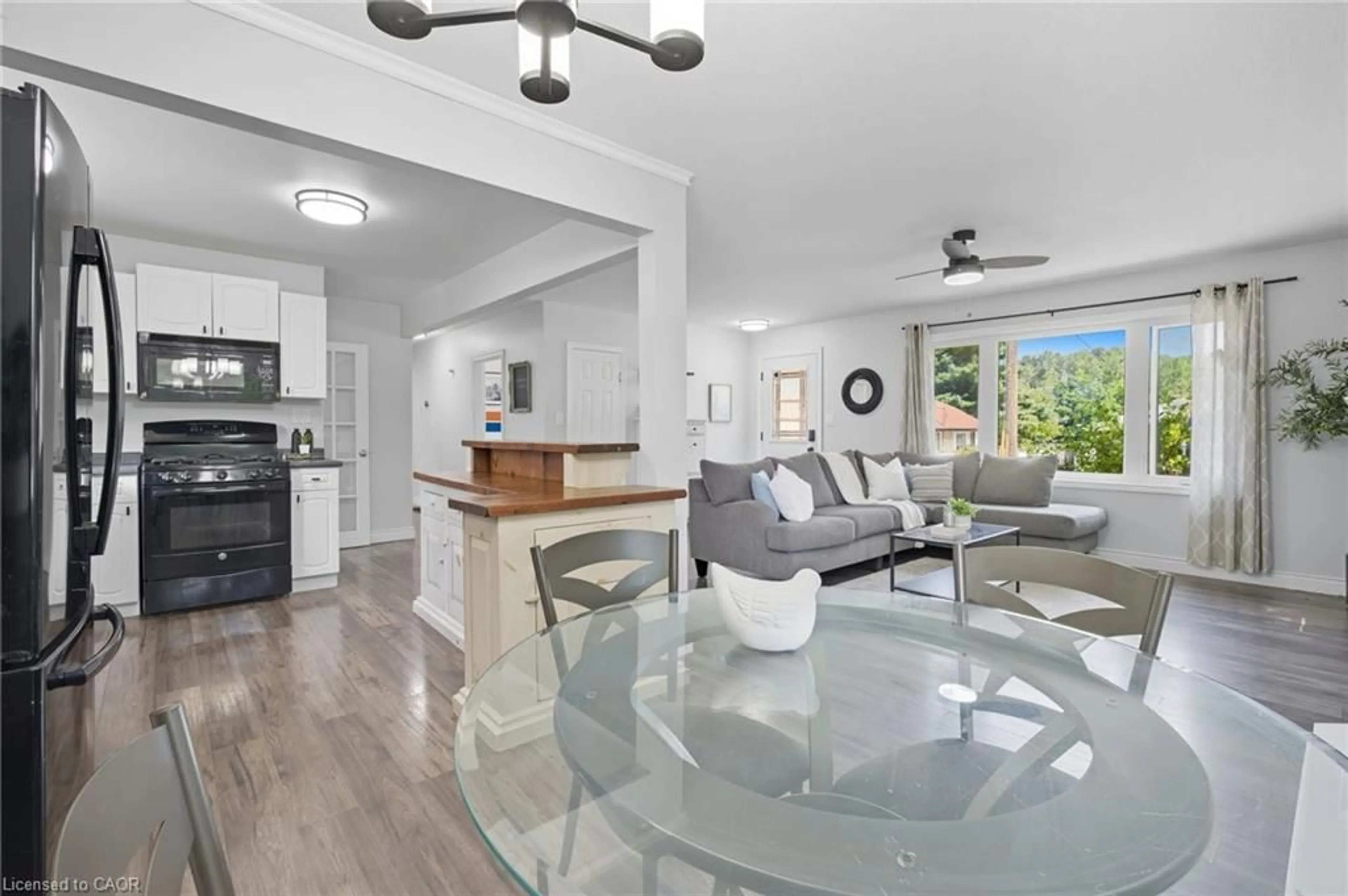 Open concept kitchen, unknown for 31 Charles St, Paris Ontario N3L 1Y4