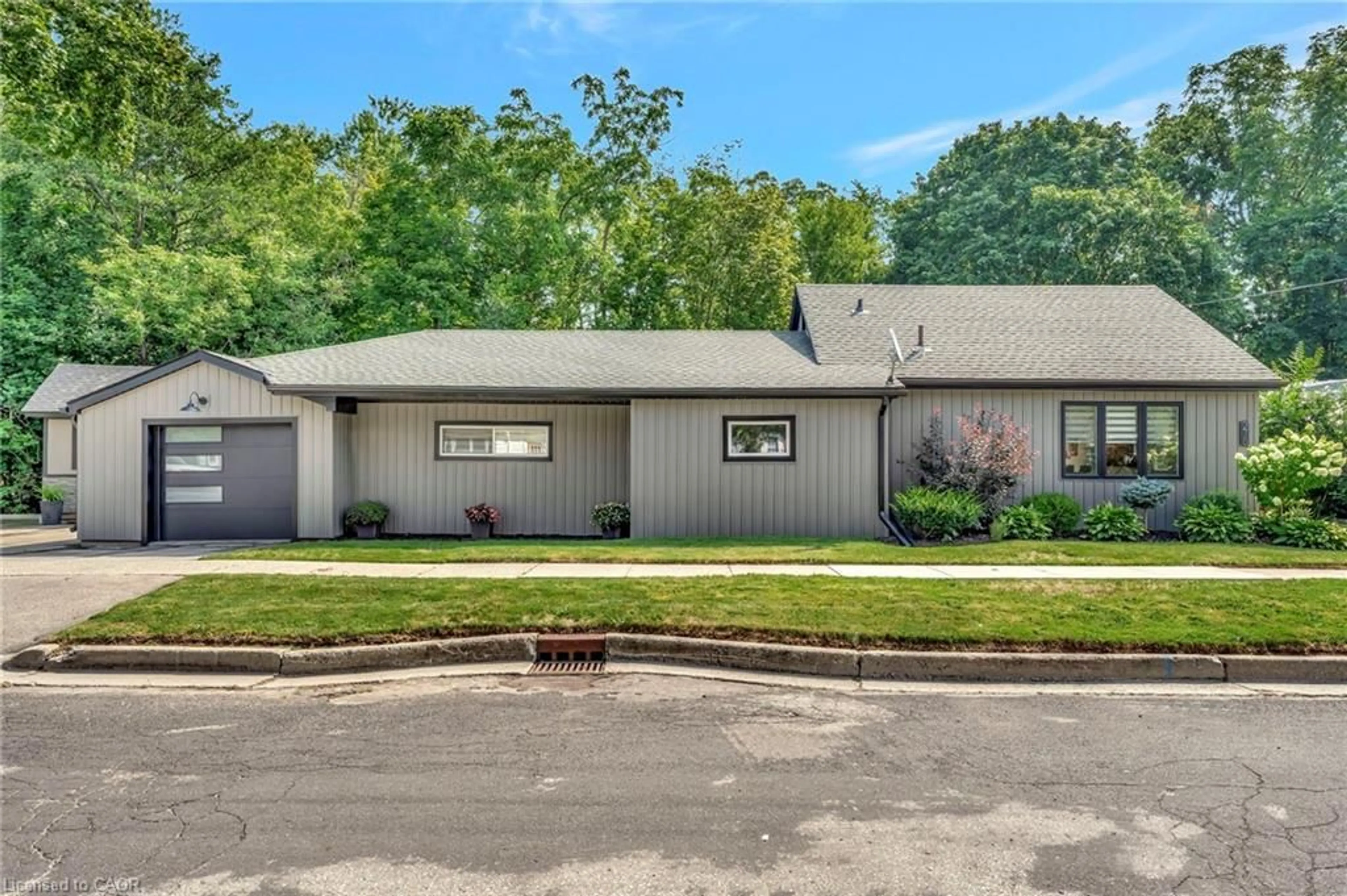 Home with vinyl exterior material, street for 275 Talbot St, Simcoe Ontario N3Y 3X2