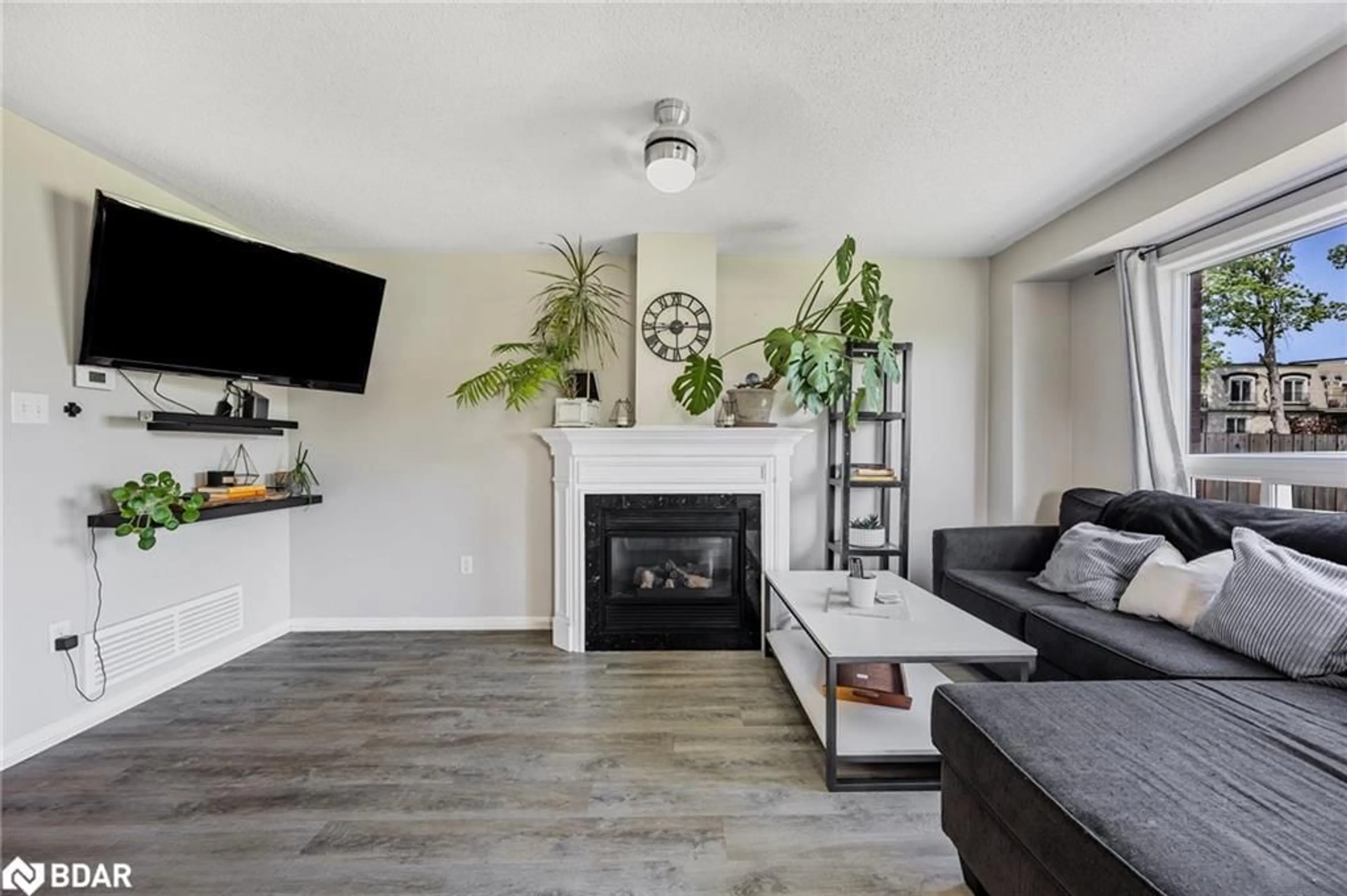 Living room with furniture, unknown for 13 Sunset Pl, Barrie Ontario L4N 0T7