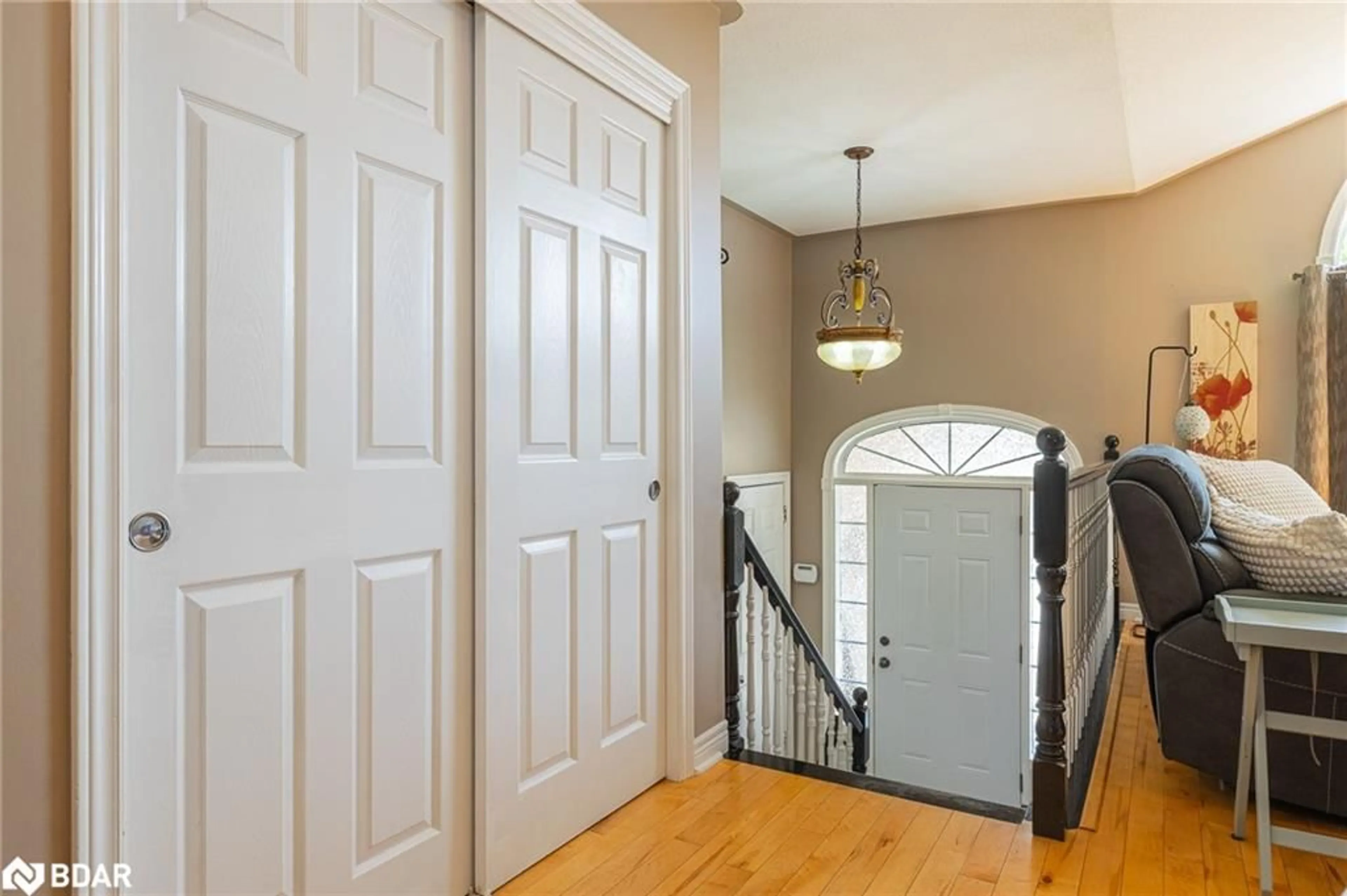 Indoor entryway for 122 Gretel Pl, Welland Ontario L3C 7H5