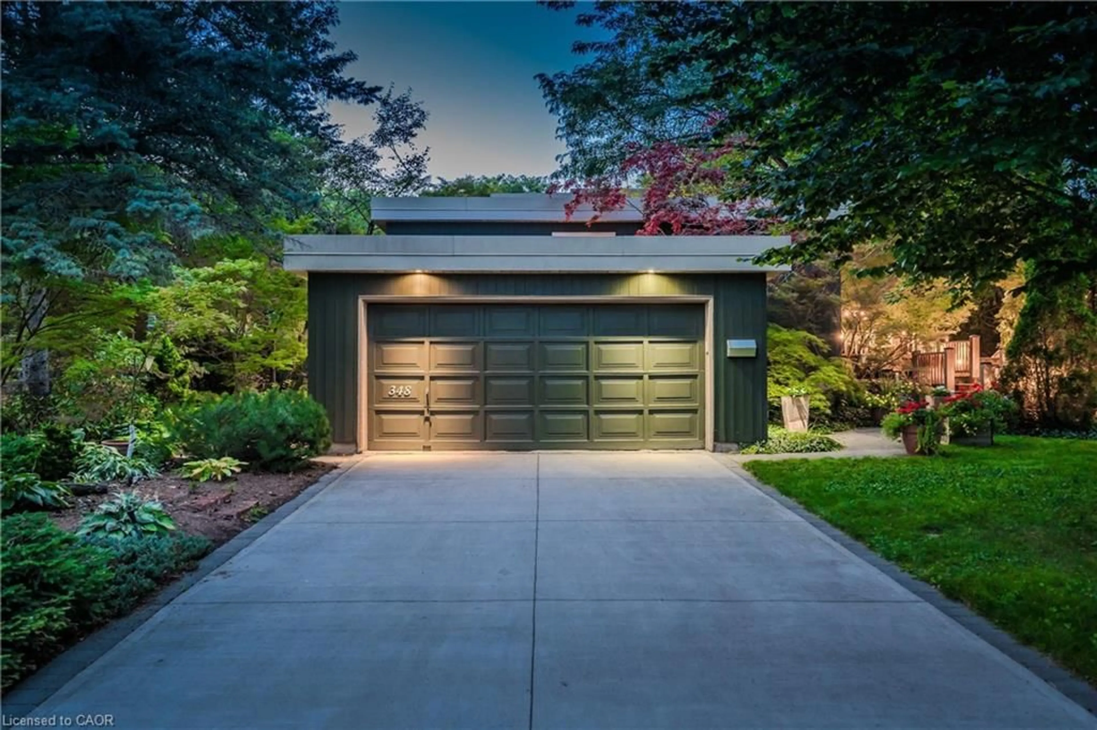 Indoor garage for 348 Browning Pl, Waterloo Ontario N2L 2W3