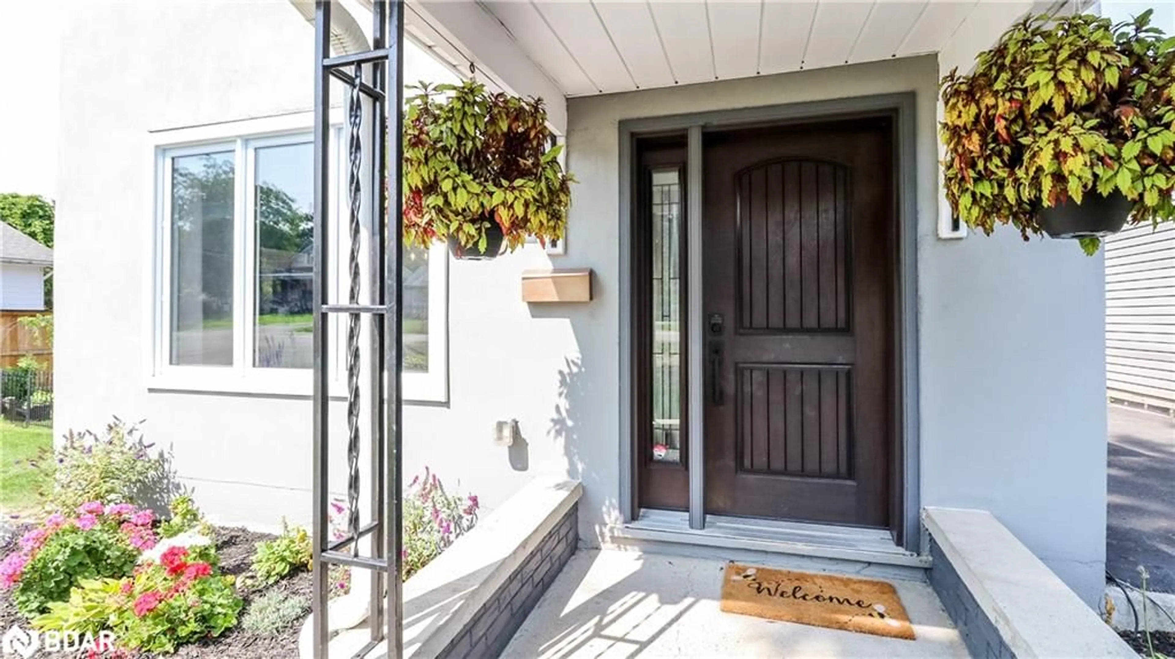 Indoor entryway for 96 Bond St, Orillia Ontario L3V 1J8