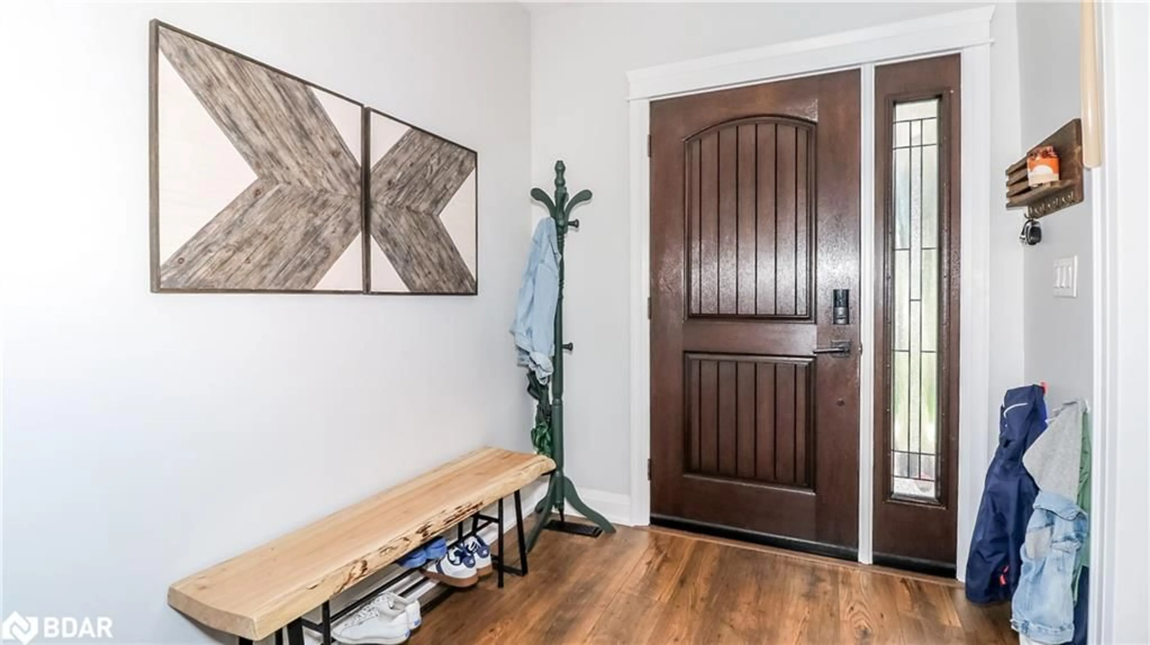 Indoor entryway for 96 Bond St, Orillia Ontario L3V 1J8