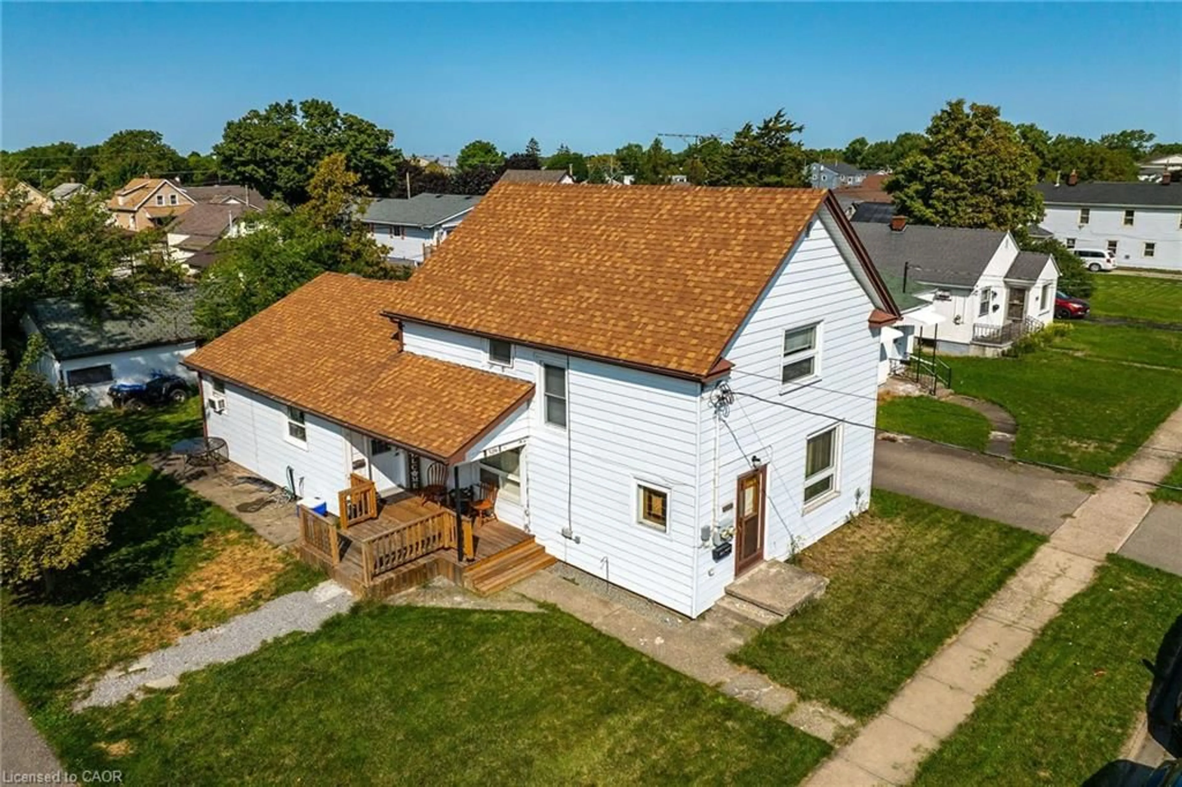 A pic from outside/outdoor area/front of a property/back of a property/a pic from drone, building for 526 Steele St, Port Colborne Ontario L3K 4Y3