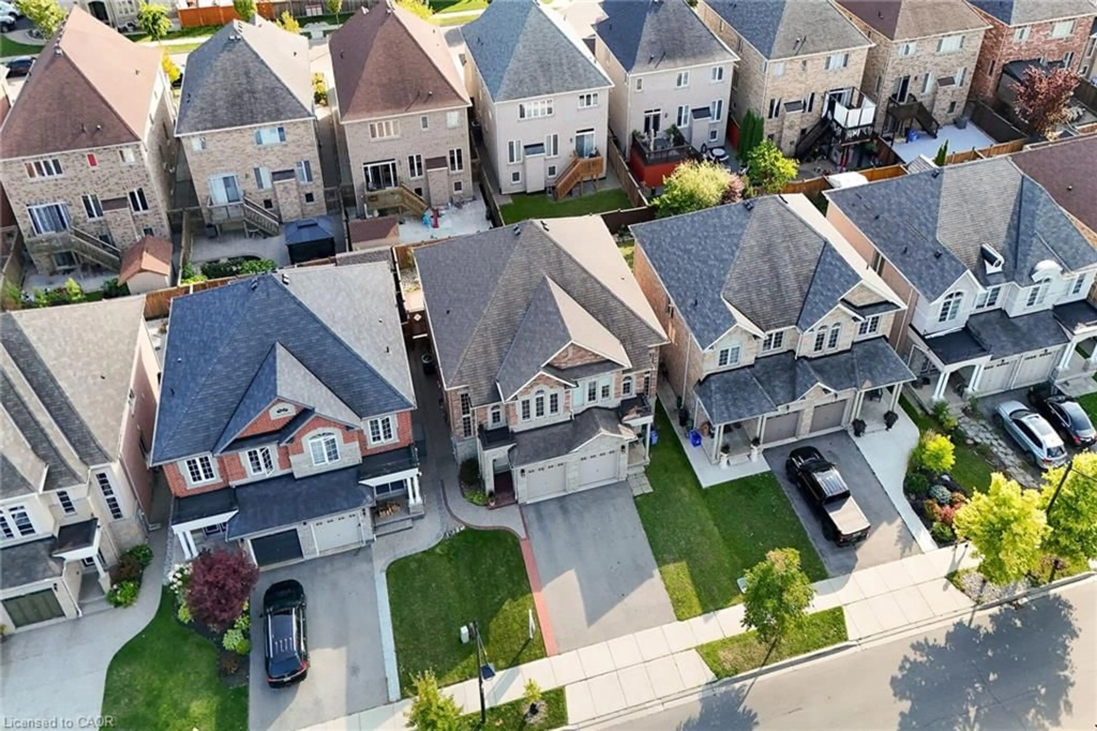 A pic from outside/outdoor area/front of a property/back of a property/a pic from drone, street for 76 Summerberry Way, Hamilton Ontario L9B 0G1