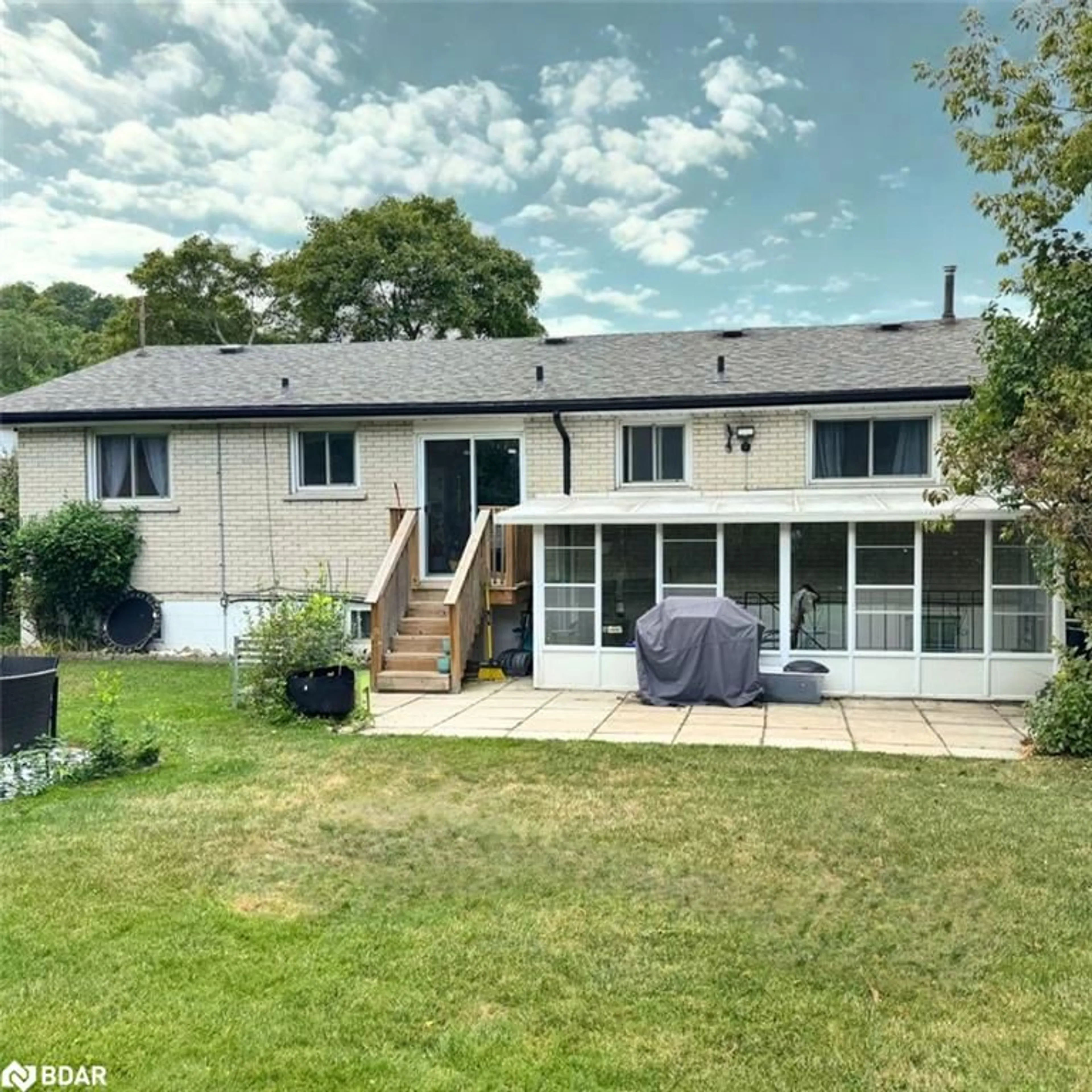 A pic from outside/outdoor area/front of a property/back of a property/a pic from drone, unknown for 15 Joy Crt, Hamilton Ontario L8K 5R7