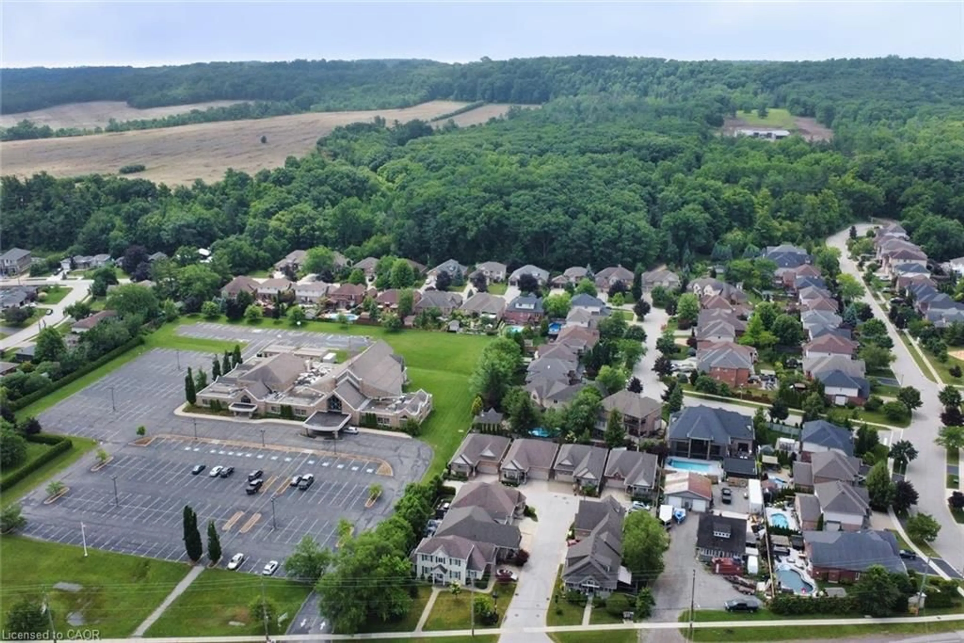 A pic from outside/outdoor area/front of a property/back of a property/a pic from drone, unknown for 288 Main St #4, Grimsby Ontario L3M 1P8