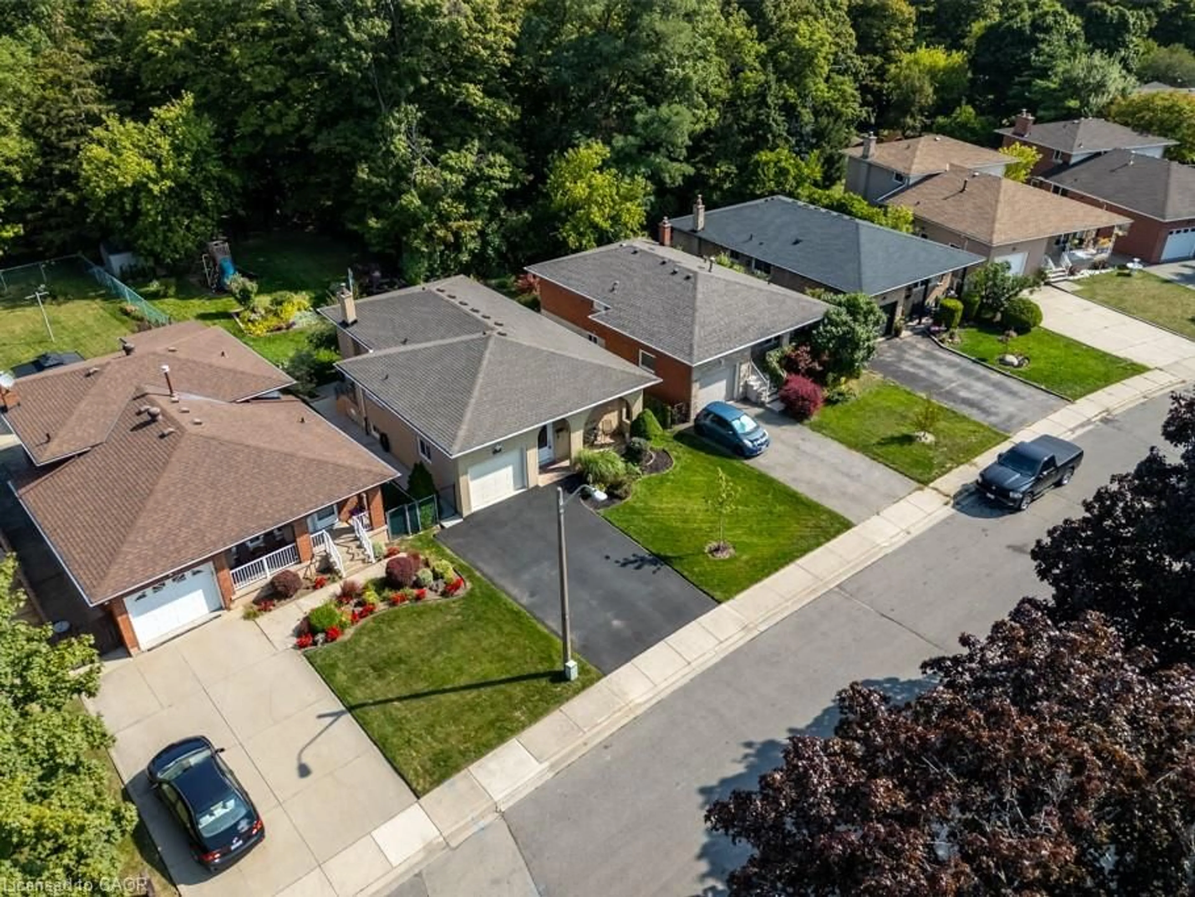 A pic from outside/outdoor area/front of a property/back of a property/a pic from drone, street for 33 Pinard St, Hamilton Ontario L8K 6G8