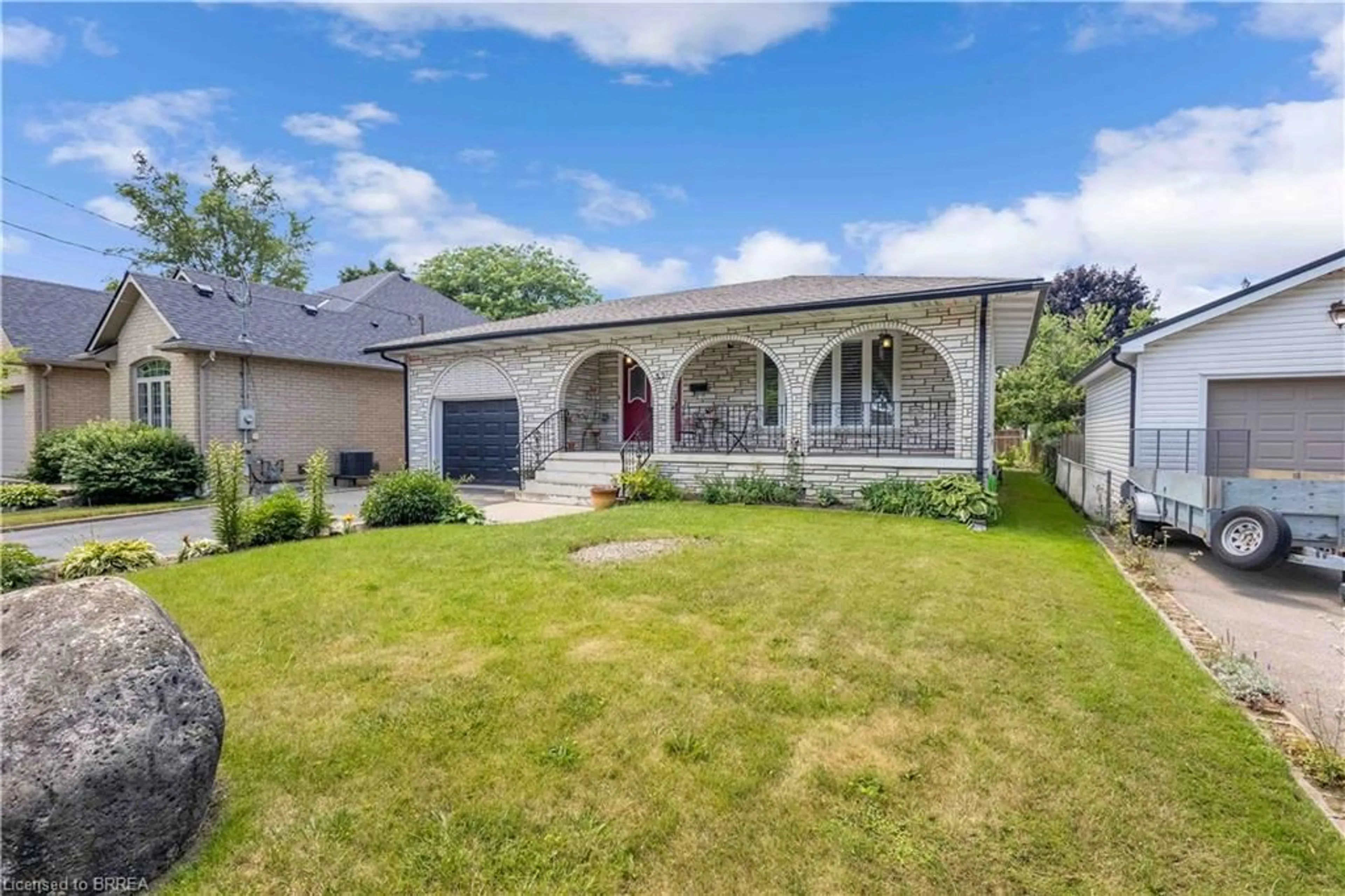 A pic from outside/outdoor area/front of a property/back of a property/a pic from drone, street for 32 Thornton Dr, Brantford Ontario N3R 6M2