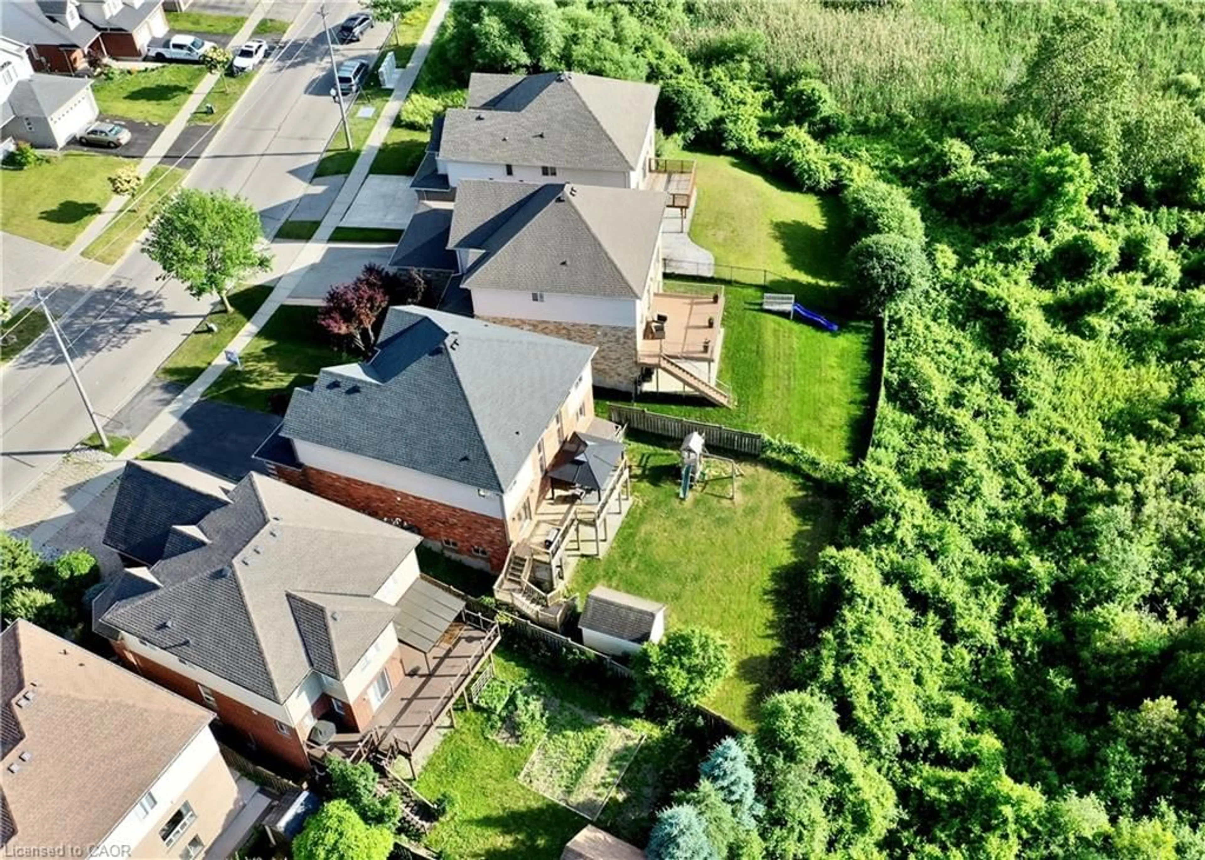 A pic from outside/outdoor area/front of a property/back of a property/a pic from drone, street for 433 Doon South Dr, Kitchener Ontario N2P 2T6