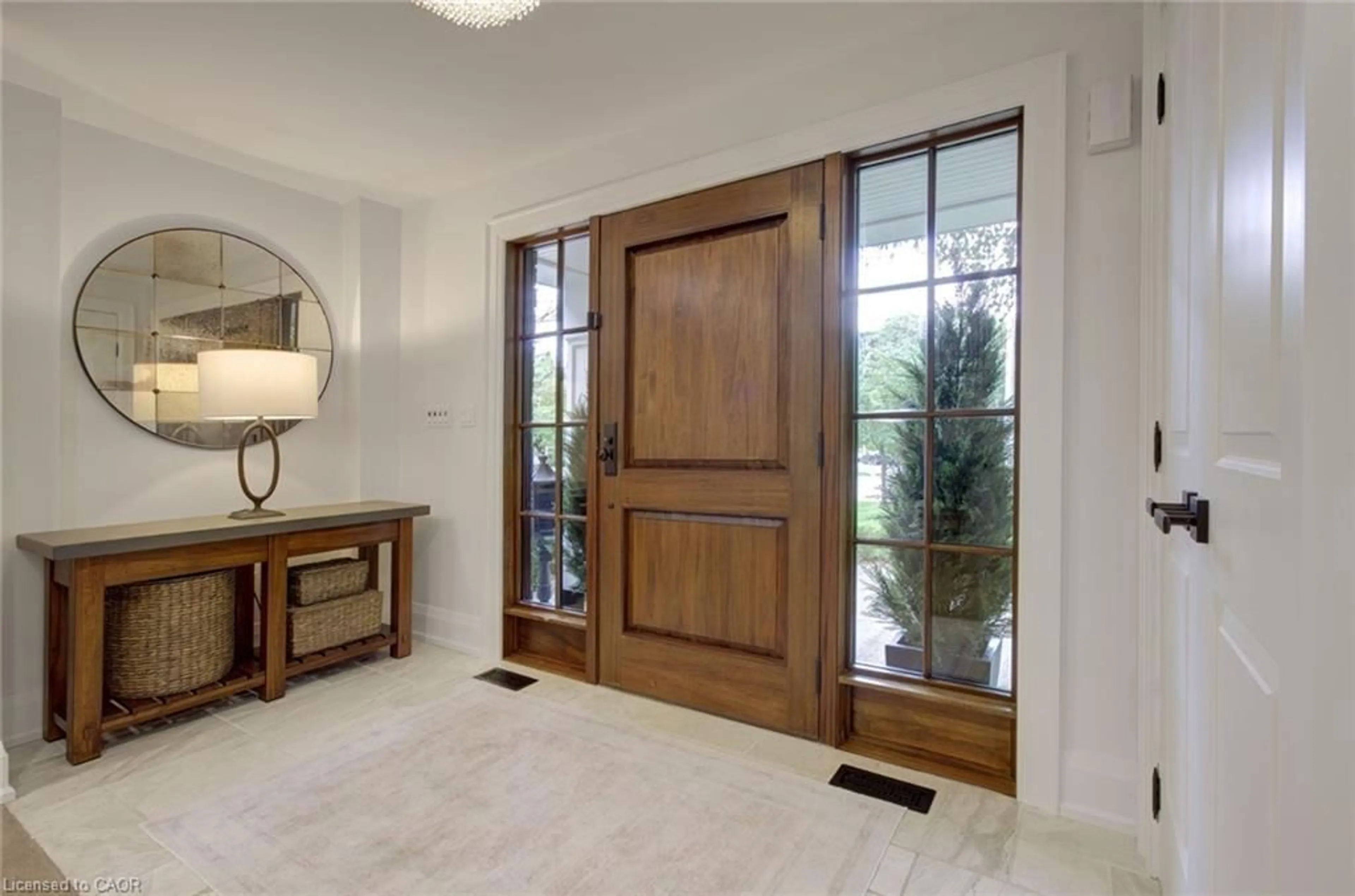 Indoor entryway for 1543 Point-O-Woods Rd, Mississauga Ontario L5G 2X6