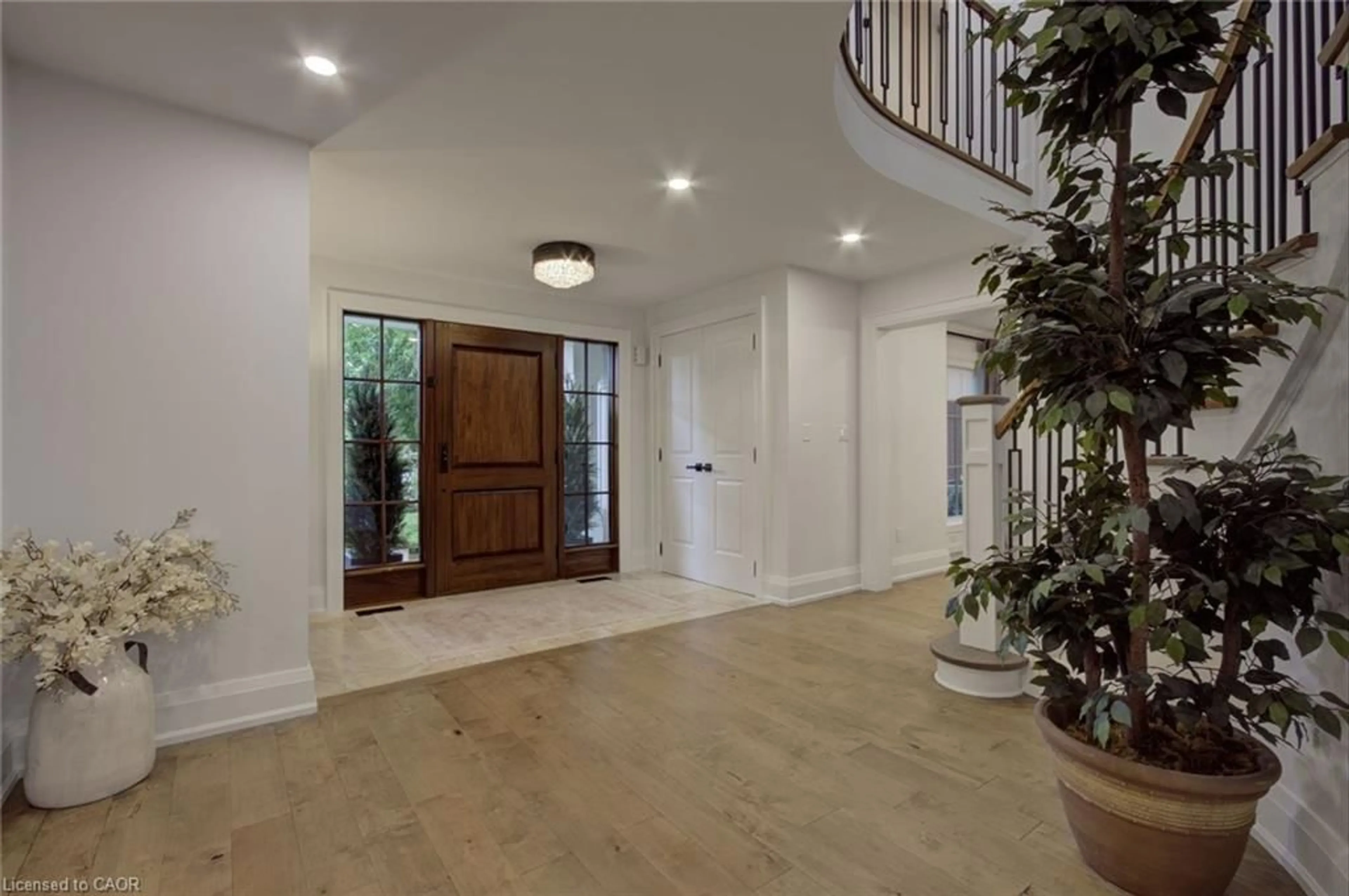 Indoor entryway for 1543 Point-O-Woods Rd, Mississauga Ontario L5G 2X6