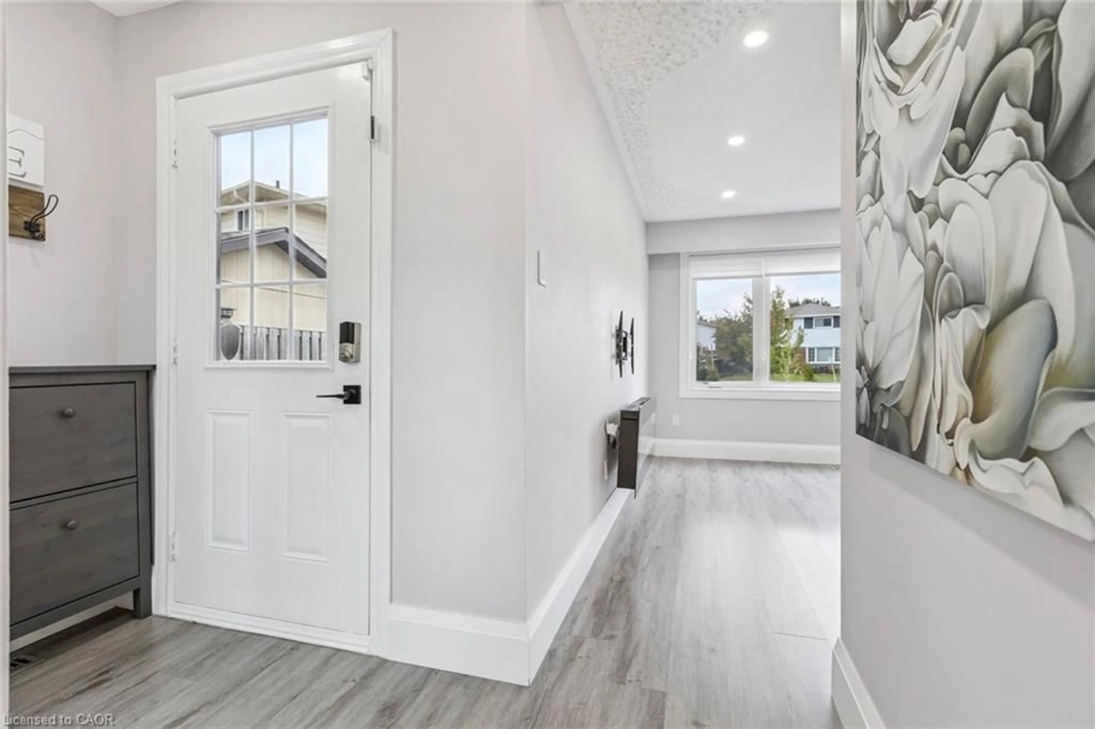 Indoor entryway for 122 Mooregate Cres, Kitchener Ontario N2M 2G1