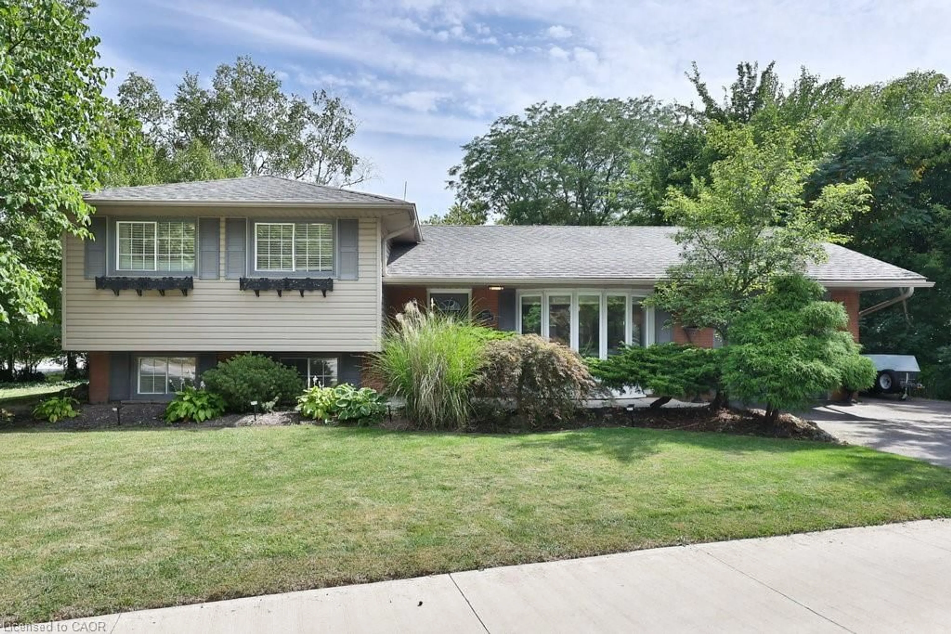 Home with brick exterior material, street for 3514 Rockwood Dr, Burlington Ontario L7N 2R3