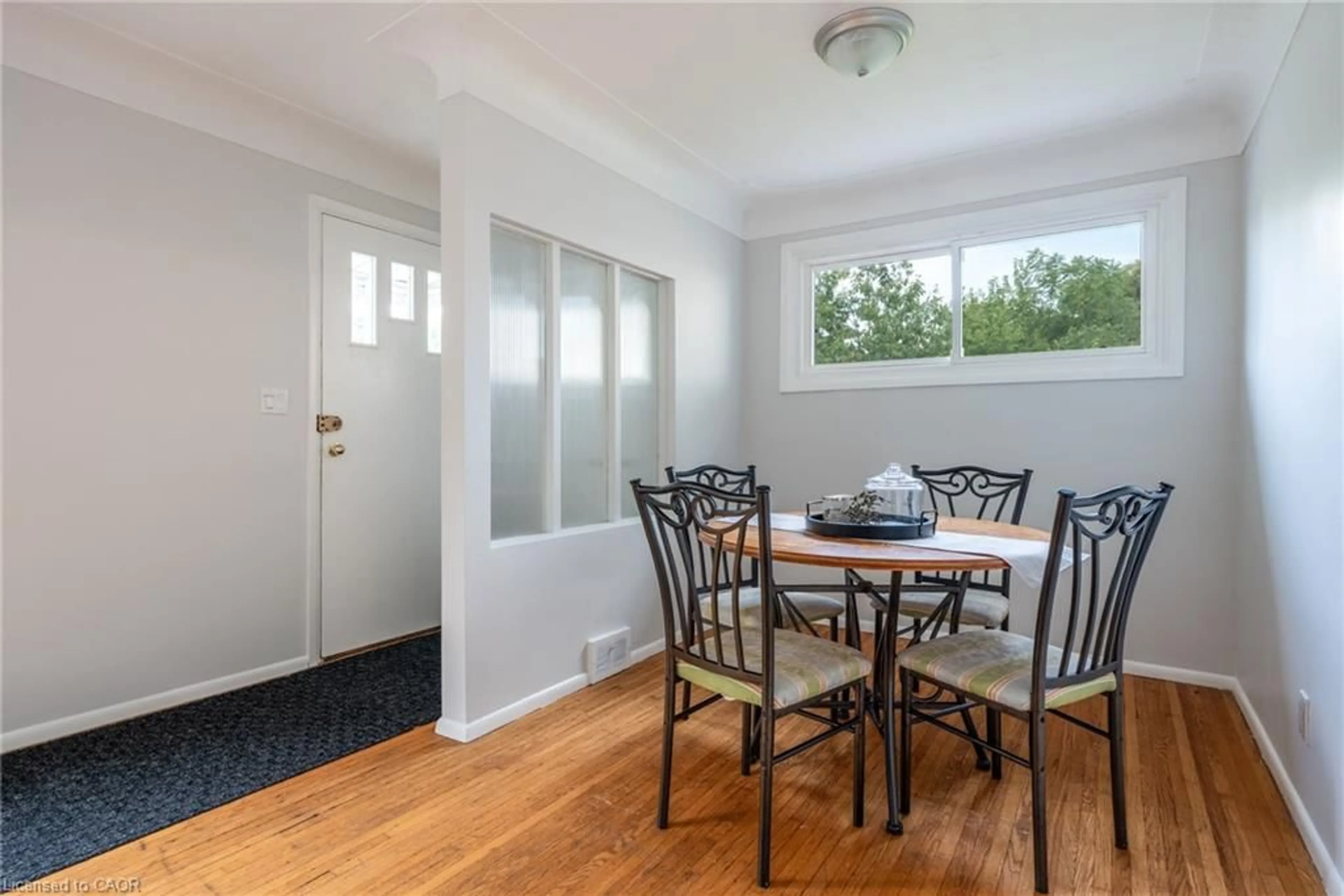 Dining room, wood/laminate floor for 8 Beaucourt Pl, Hamilton Ontario L8S 2P7