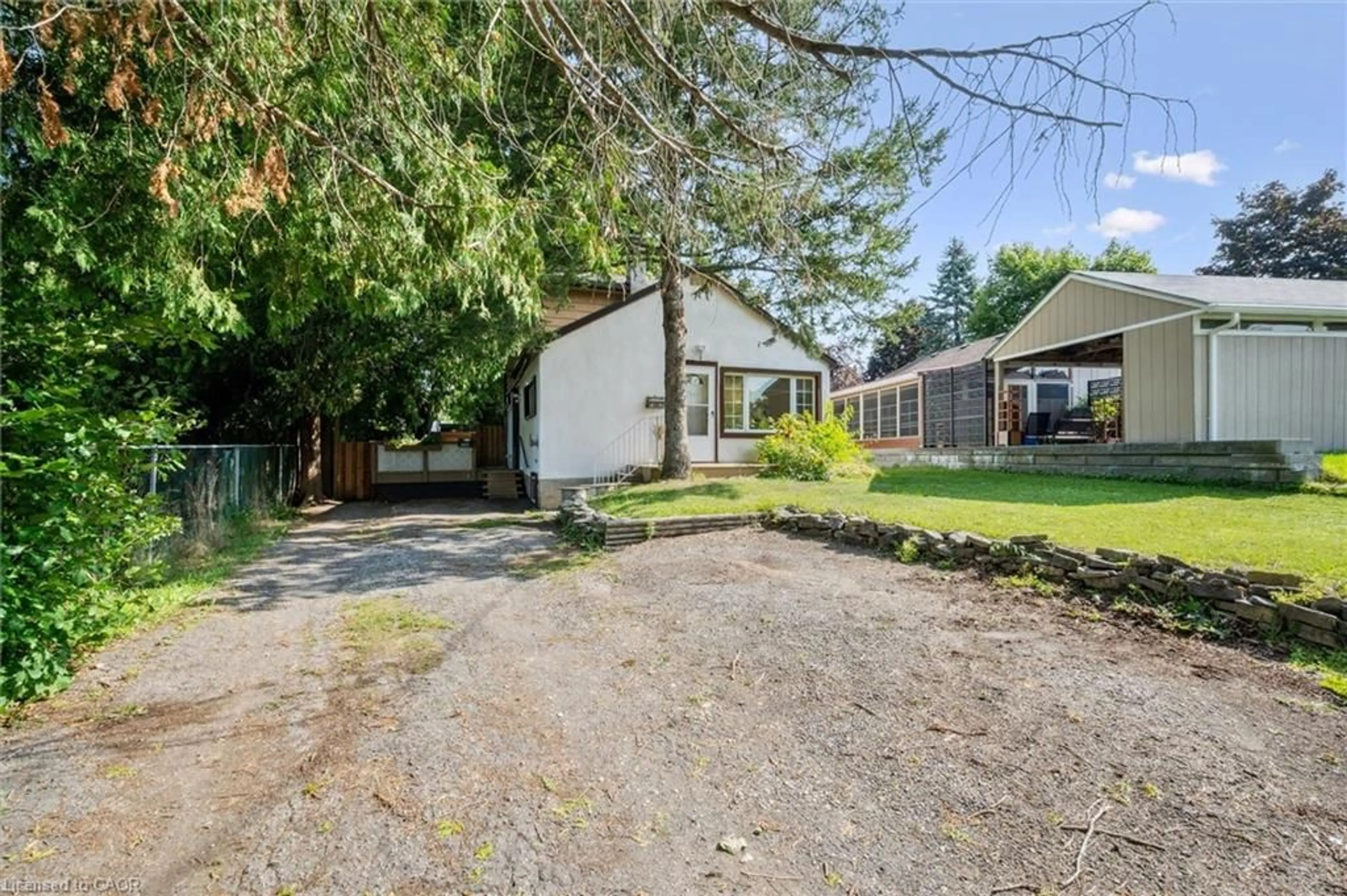 A pic from outside/outdoor area/front of a property/back of a property/a pic from drone, street for 321 Vine St, Cambridge Ontario N3H 2Y5